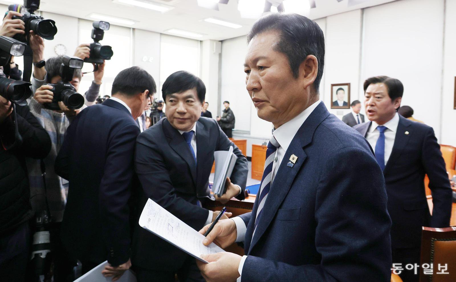 더불어민주당 정청래 대표(가운데)와 이성윤 최고위원(왼쪽)이 9일 오전 국회에서 열린 최고위원회의 후 회의장을 빠져나가고 있다. 정 대표는 ‘2차 특검’ 후보자로 김성태 전 쌍방울 회장의 변호인이었던 전준철 변호사를 추천한 데 대해 “대통령께 누를 끼쳐 드린 점에 대해서 대단히 죄송하다”고 사과했다. 반청계 황명선 최고위원(오른쪽)은 이 최고위원을 향해 “전 변호사의 대변인처럼 말하면 되느냐”고 항의하는 등 설전이 이어졌다. 이훈구 기자 ufo@donga.com