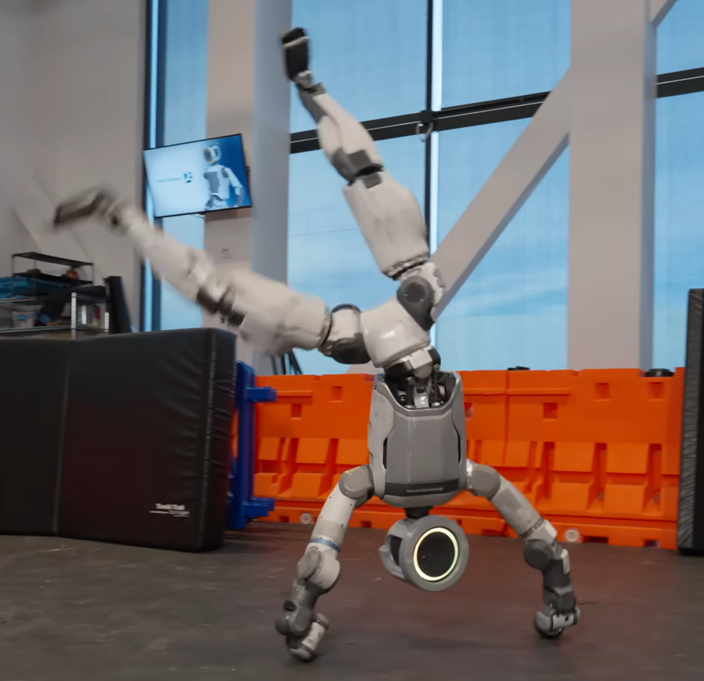 7일 공개된 영상에서 보스턴 다이내믹스의 휴머노이드 로봇 아틀라스가 옆돌기(첫 번째), 백텀블링(두 번째) 등을 하고 있다. 보스턴 다이내믹스 제공