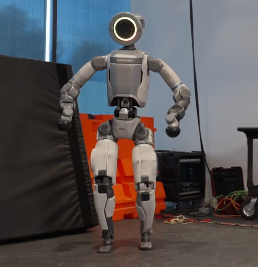 7일 공개된 영상에서 보스턴 다이내믹스의 휴머노이드 로봇 아틀라스가 공중 백텀블링을 성공한 뒤(세 번째) 안정적으로 착지하는 모습(네 번째) 등이 공개됐다. 보스턴 다이내믹스 제공