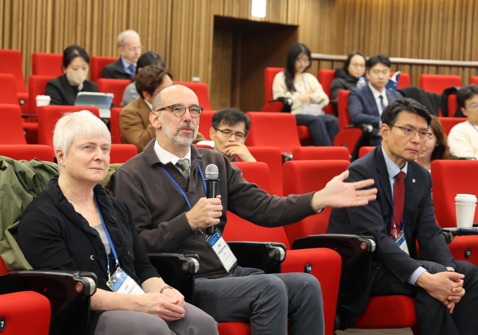 고려대 의대 의사과학자 양성사업단(KU-MSTP) 국제 심포지엄에서 미국 예일대 바바라 카지미에르차크 교수(왼쪽)와 컬럼비아대 앤서니 페란테 교수가 연구자의 성과 발표 후 질의를 하고 있다. 맨 오른쪽은 편성범 학장.