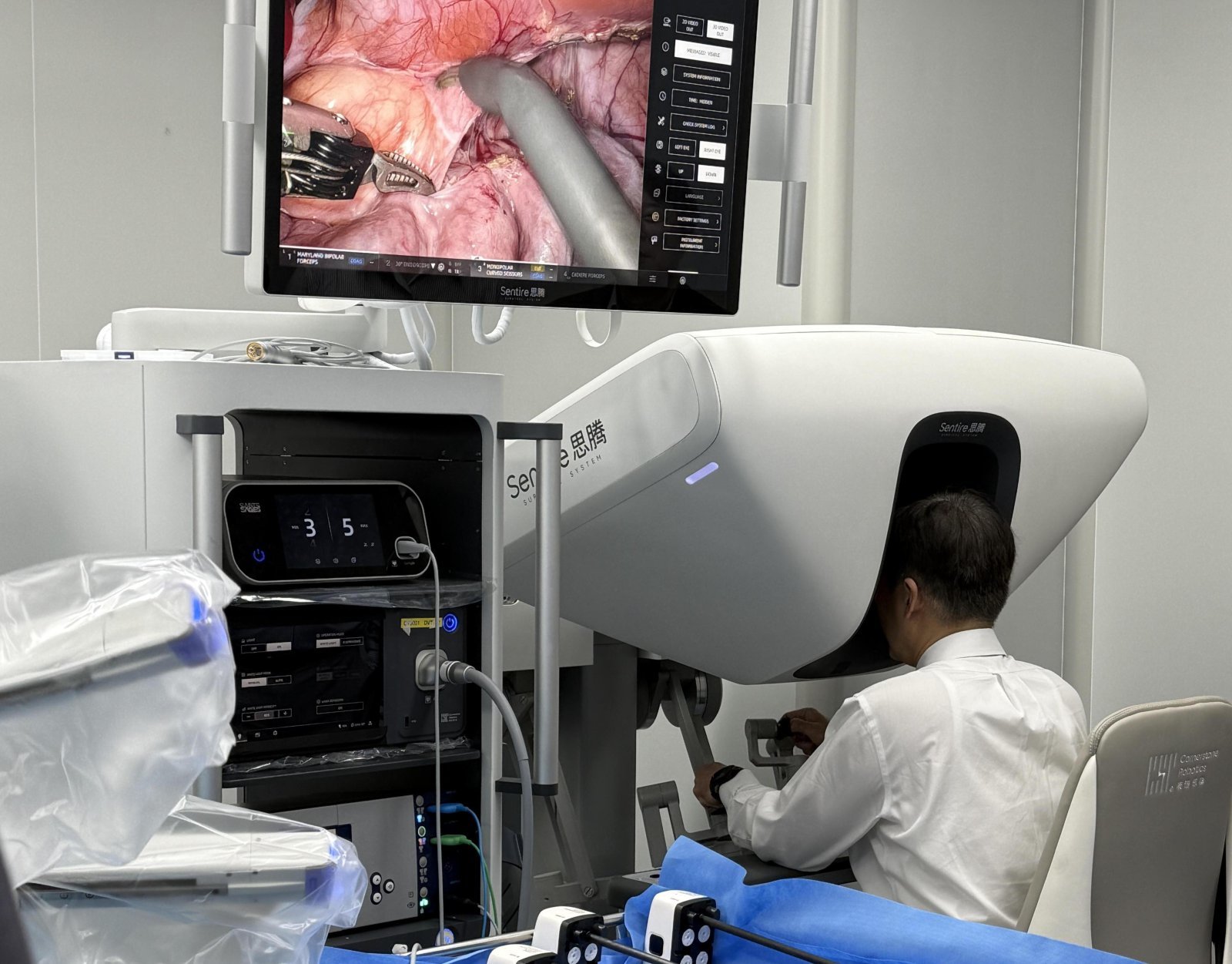 대한병원협회 해외 탐방연수단에 동행한 외과 의사가 중국 마이크로포트사의 수술로봇 ‘투마이’를 직접 조작해 보고 있다.