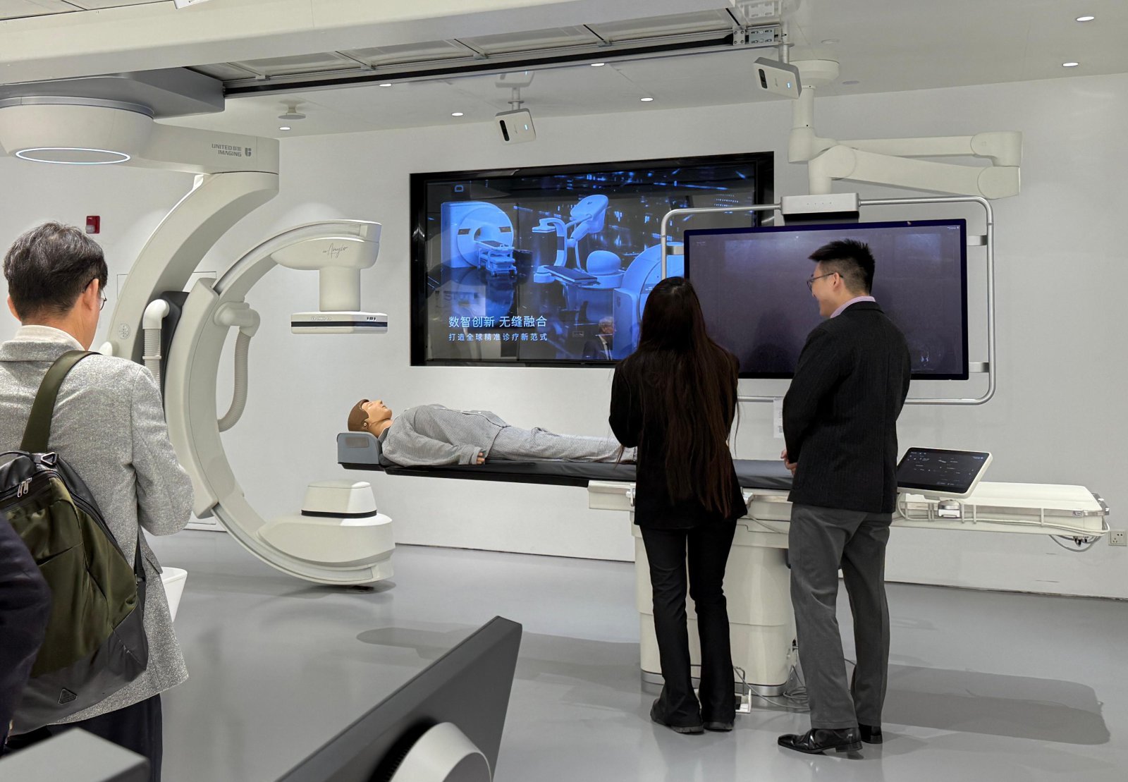 중국 의료영상 장비 기업 유나이티드이미징(UI) 전시장에서 직원이 최신 CT 장비의 기능을 소개하고 있다.