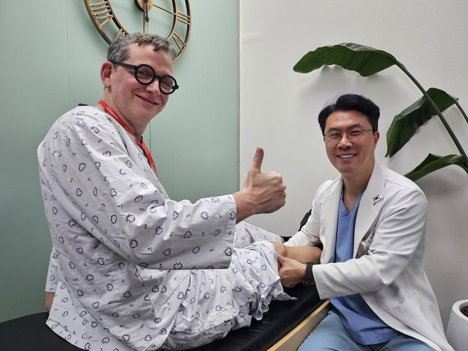독일에서 관절연골 복원술과 휜다리 교정술을 받기 위해 강남제이에스병원은 찾은 안셀름 무겔레(54, 왼쪽) 씨와 김나민 병원장. 강남제이에스병원 제공