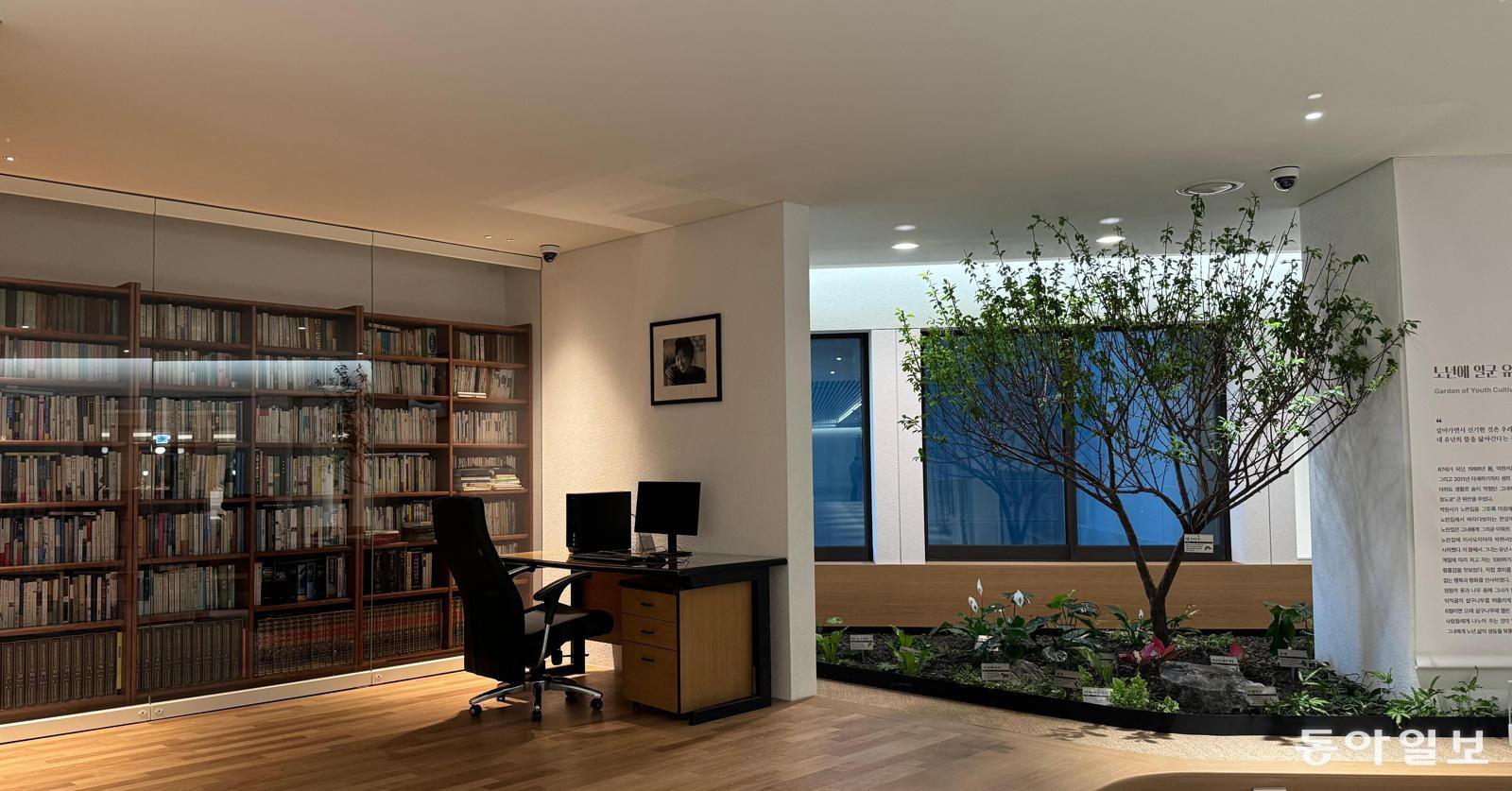 서울대 중앙도서관에 마련된 ‘박완서 아카이브’에 고 박완서 작가의 서재와 마당 정원이 재현돼 있다. 작가의 책장엔 시집이 두 줄 넘게 자리를 차지했고 괴테, 톨스토이 등의 문학 작품과 각종 비평서가 빼곡히 꽂혔다. 
김소민 기자 somin@donga.com