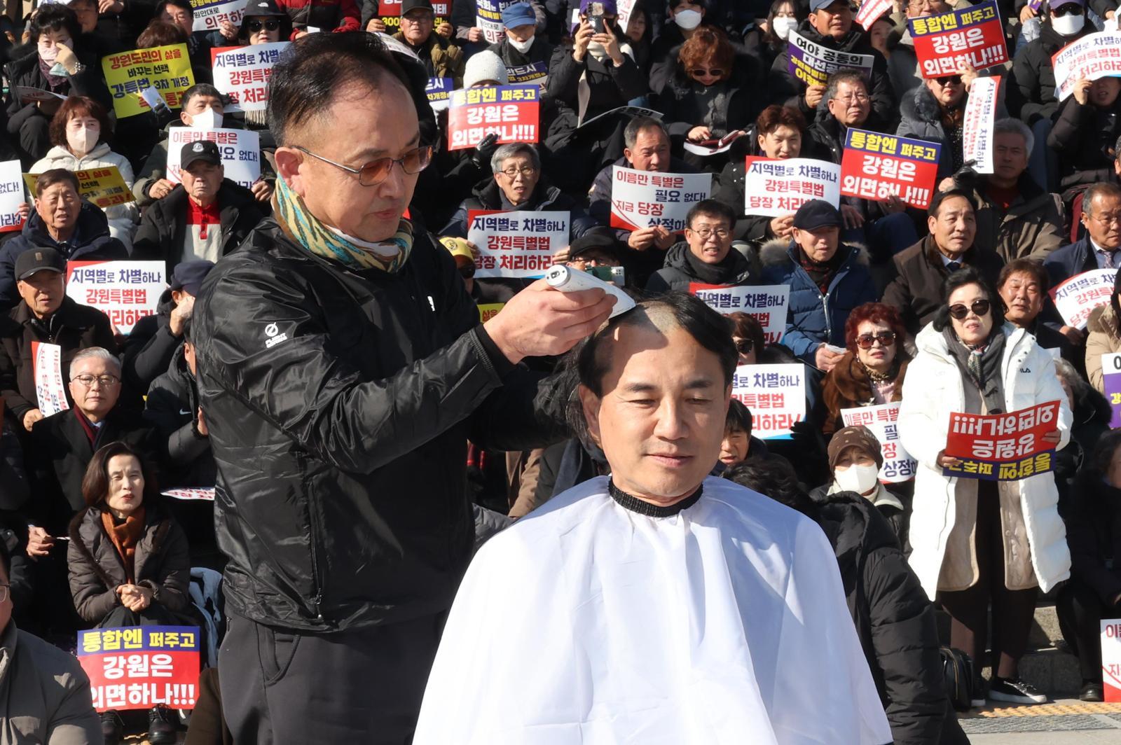 강원특별법 촉구 삭발
김진태 강원도지사가 9일 오후 국회에서 강원특별법 3차 개정안의 조속한 통과를 요구하며 삭발을 하고 있다. 뉴시스