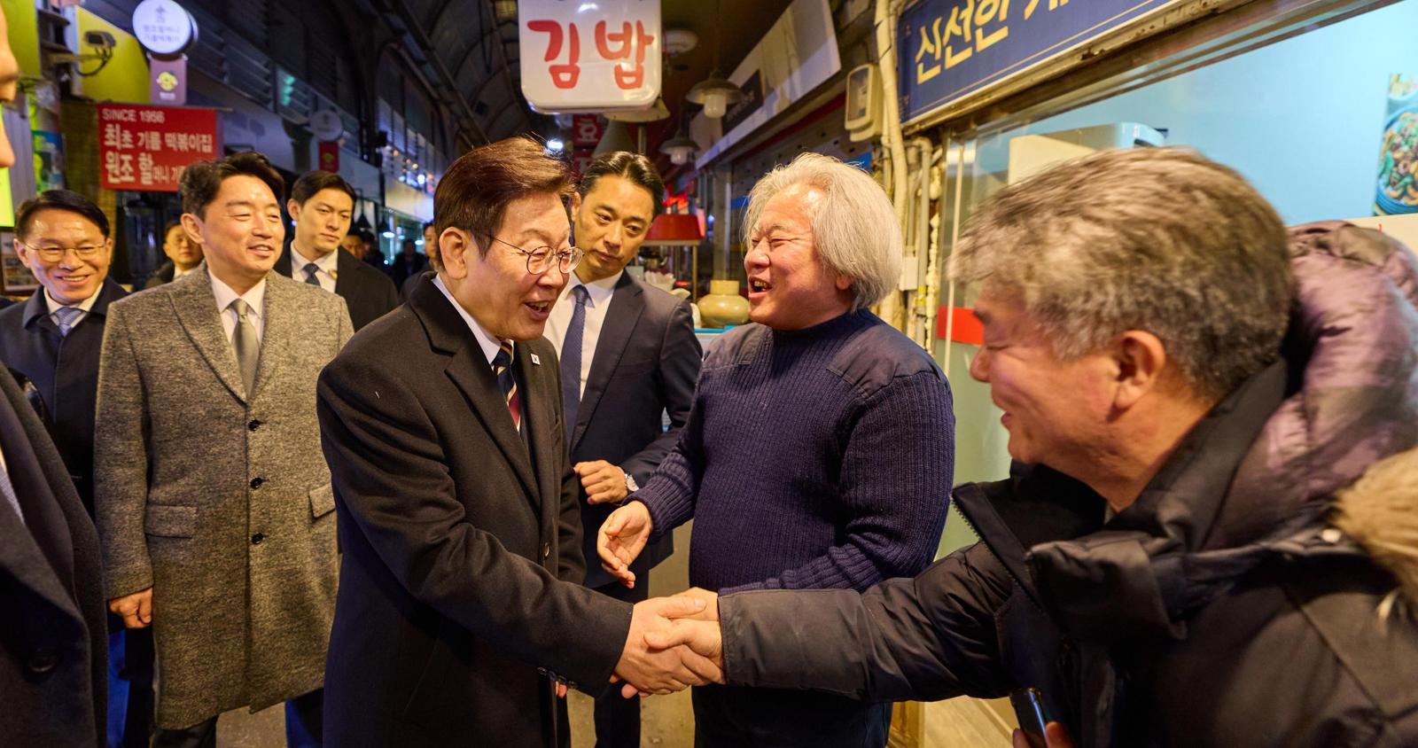 이재명 대통령이 9일 오후 서울 종로구 통인시장을 방문해 상인들에게 인사하고 있다. 이 대통령 왼쪽은 강훈식 대통령비서실장. 이 대통령은 이날 통인시장의 식당에서 소머리국밥으로 식사를 하고 다방을 찾아 유자차를 마셨다. 청와대 제공