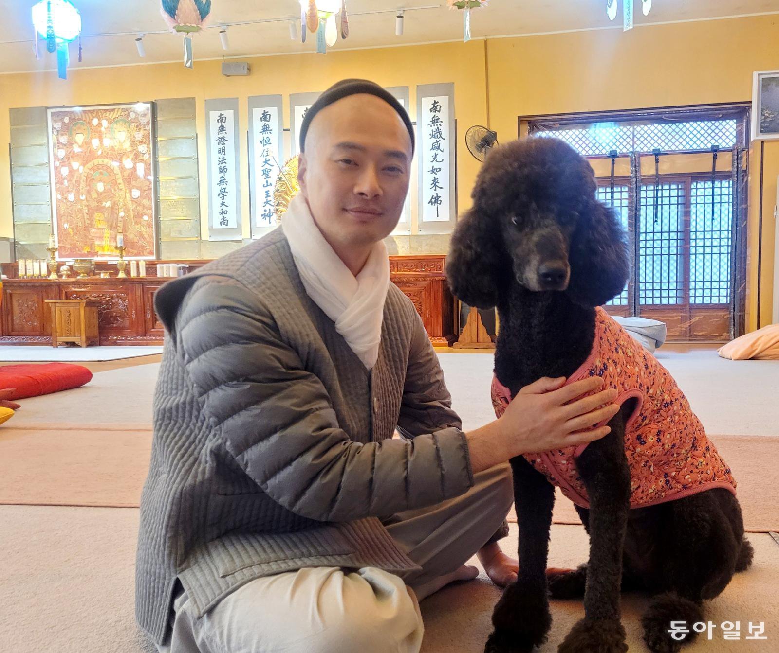 반려동물 ‘세콤이’와 함께한 덕운 스님. 그는 “반려동물과의 시간은 선물이고, 비록 이별이란 아픔을 겪지만 그 속에는 배움과 자비가 숨어 있다”며 “슬픔을 있는 그대로 껴안고, 그 사랑을 다른 생명과 나눈다면 그 사랑은 새로운 방식으로 흐를 것”이라고 했다. 이진구 기자 sys1201@donga.com