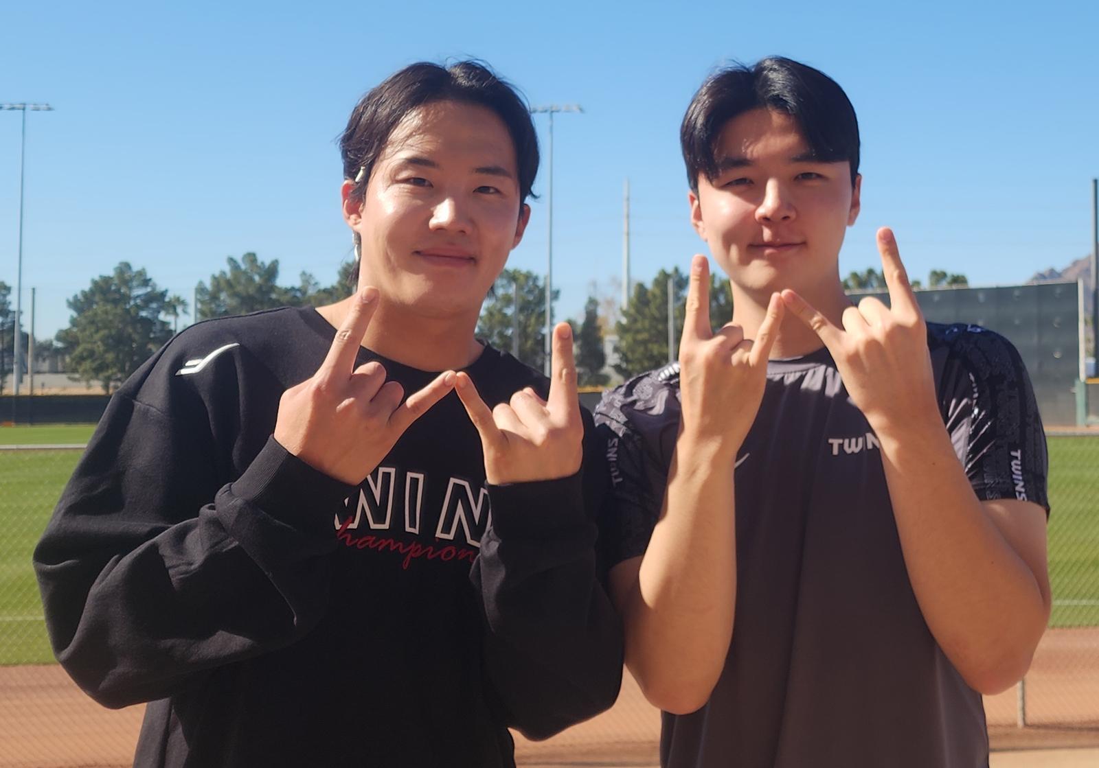 프로야구 LG 투수 임찬규(왼쪽)와 이민호가 손으로 휘문고를 상징하는 ‘W’를 만들어 보이며 2026 밀라노-코르티나담페초 올림픽에 출전한 같은 학교 동문 차준환(피겨스케이팅)의 선전을 기원하고 있다. LG 제공