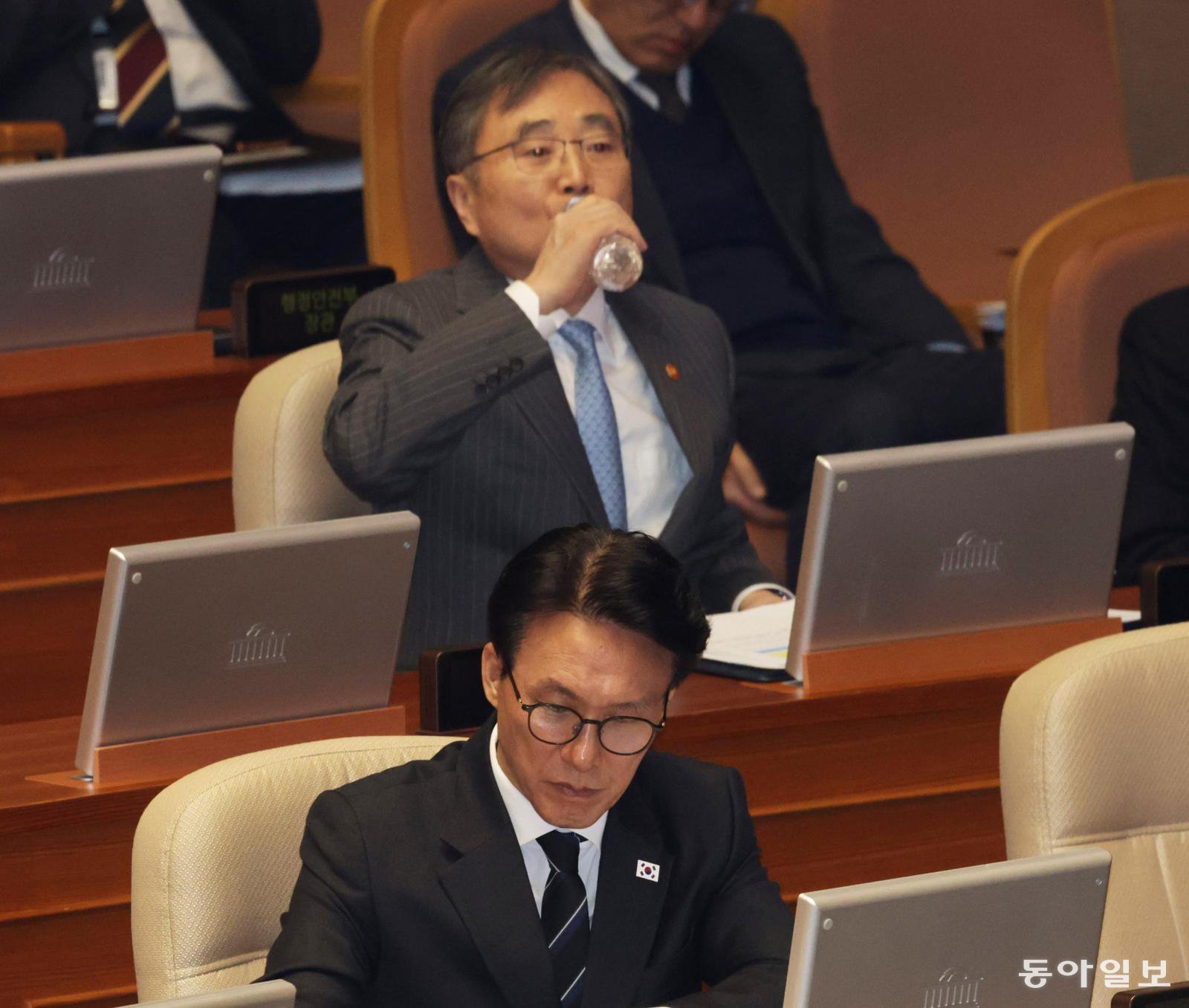 국회 대정부질문 나온 국무위원들 국회가 9일부터 사흘간 대정부 질문에 나선다. 정치·외교·통일·안보 분야 대정부 질문 첫날인 이날 김민석 국무총리(앞줄), 조현 외교부 장관(둘째 줄)을 비롯한 국무위원들이 자리에 앉아 있는 모습. 장승윤 기자 tomato99@donga.com