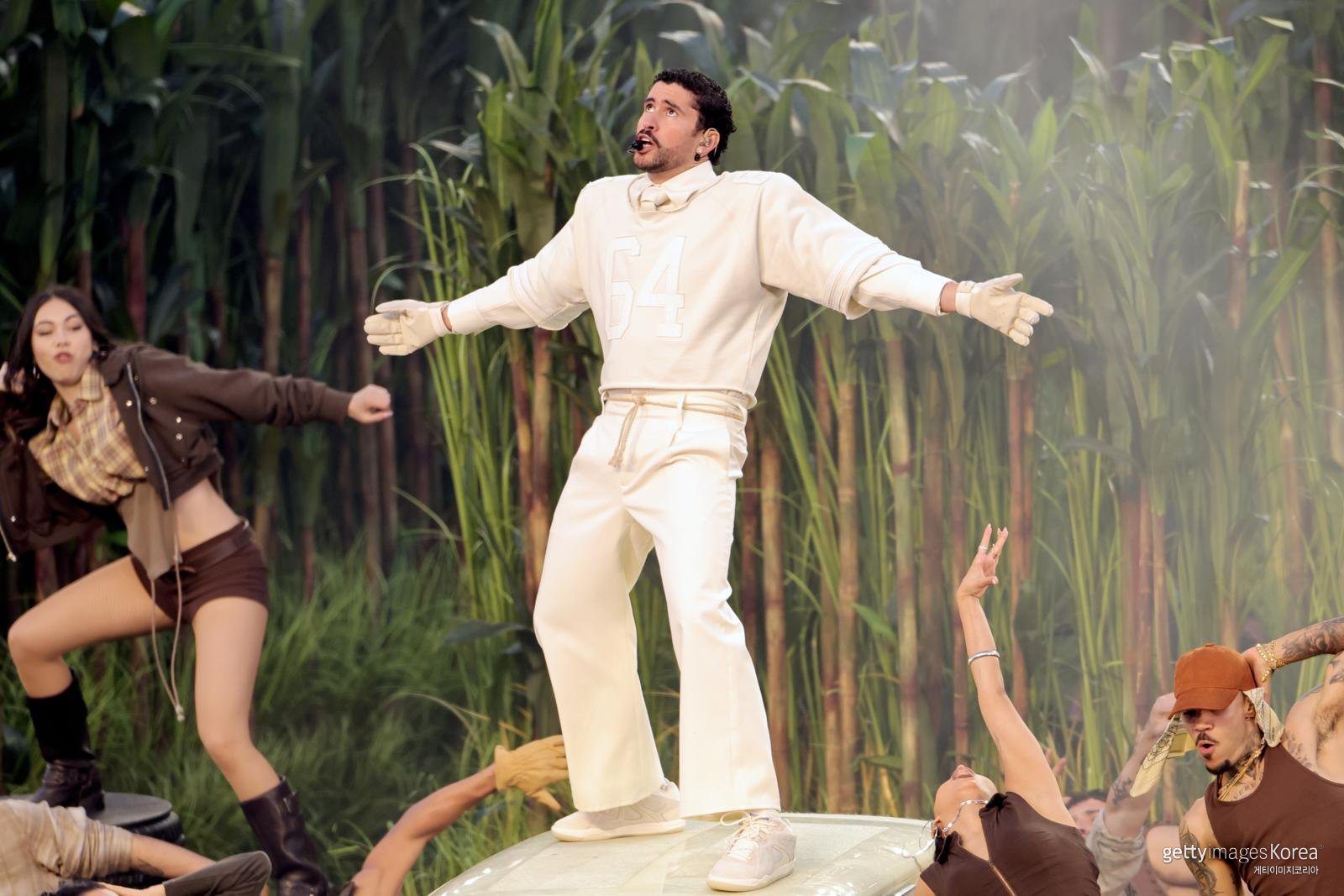 8일(현지 시간) 미국 캘리포니아주 샌타클래라 리바이스 스타디움에서 열린 제60회 슈퍼볼 하프타임 쇼에서 배드 버니가 공연하고 있다. ⓒ(GettyImages)/코리아