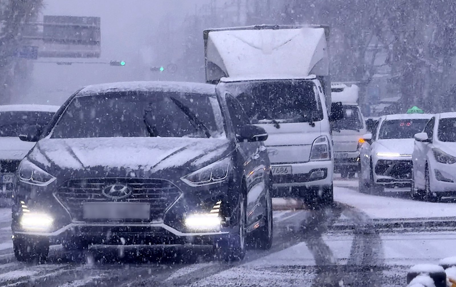 밤사이 많은 눈이 내린 2일 오전 대구 신천동로에서 꼬리를 문 차량이 서행하며 거북이운행을 하고 있다. 2026.2.2 뉴스1