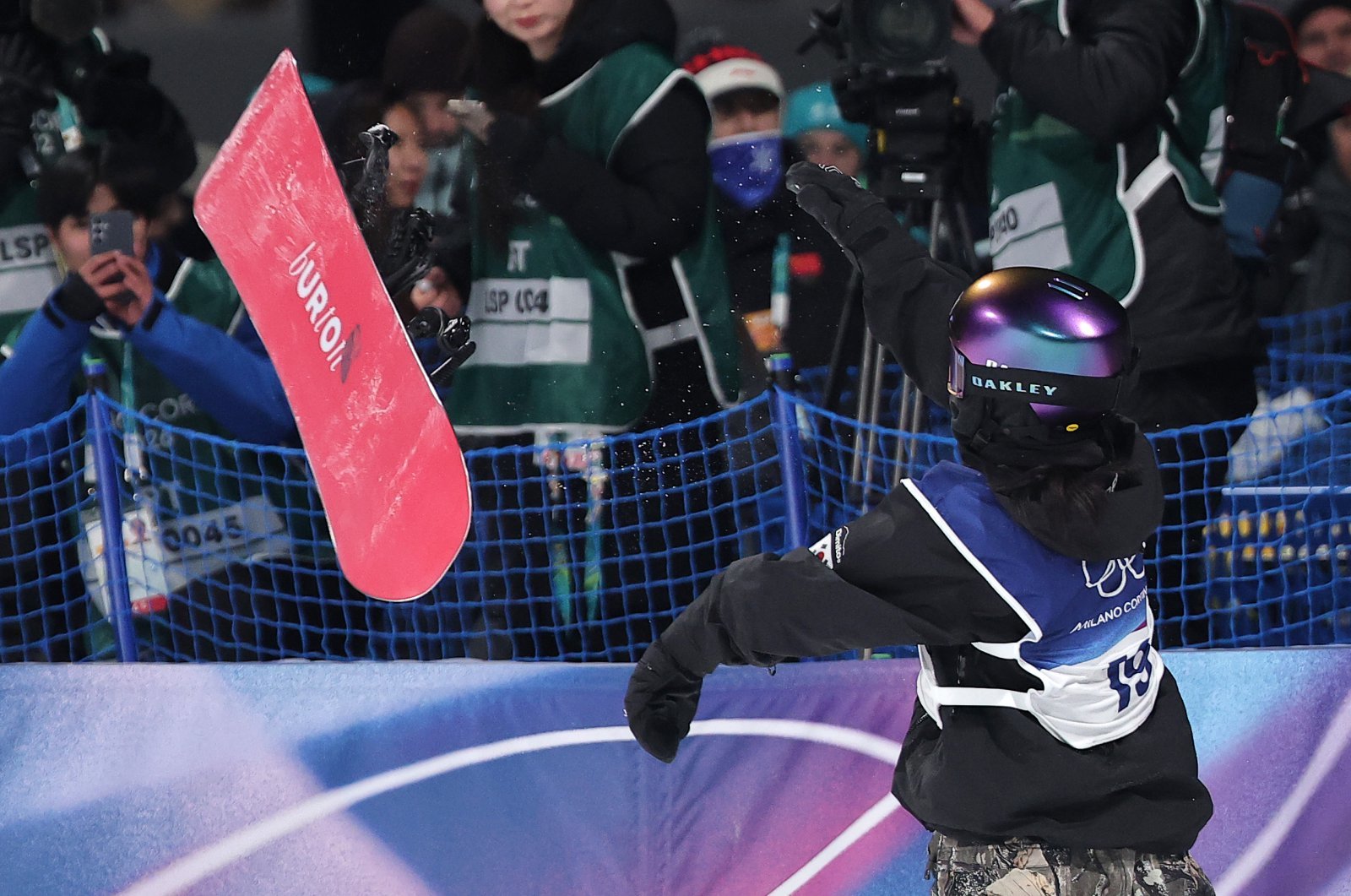 스노보드 유승은이 9일(현지시간) 이탈리아 리비뇨 스노파크에서 열린 2026 밀라노·코르티나담페초 동계올림픽 스노보드 여자 빅에어 결선 2차 시기를 마친 후 보드를 던지고 있다. 2026.2.10 뉴스1