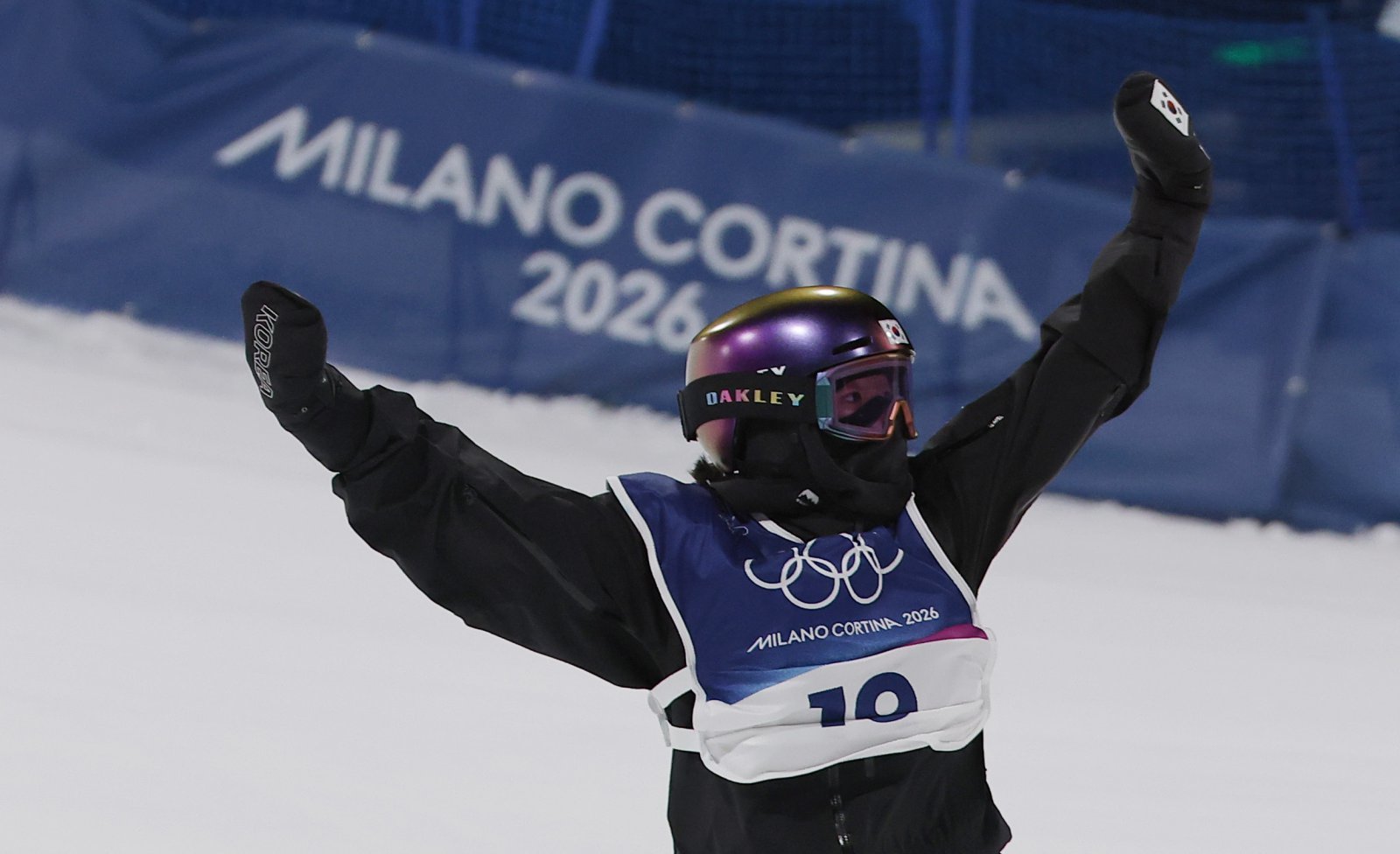스노보드 유승은이 9일(현지시간) 이탈리아 리비뇨 스노파크에서 열린 2026 밀라노·코르티나담페초 동계올림픽 스노보드 여자 빅에어 결선 2차 시기를 마친 후 환호하고 있다. 2026.2.10 뉴스1