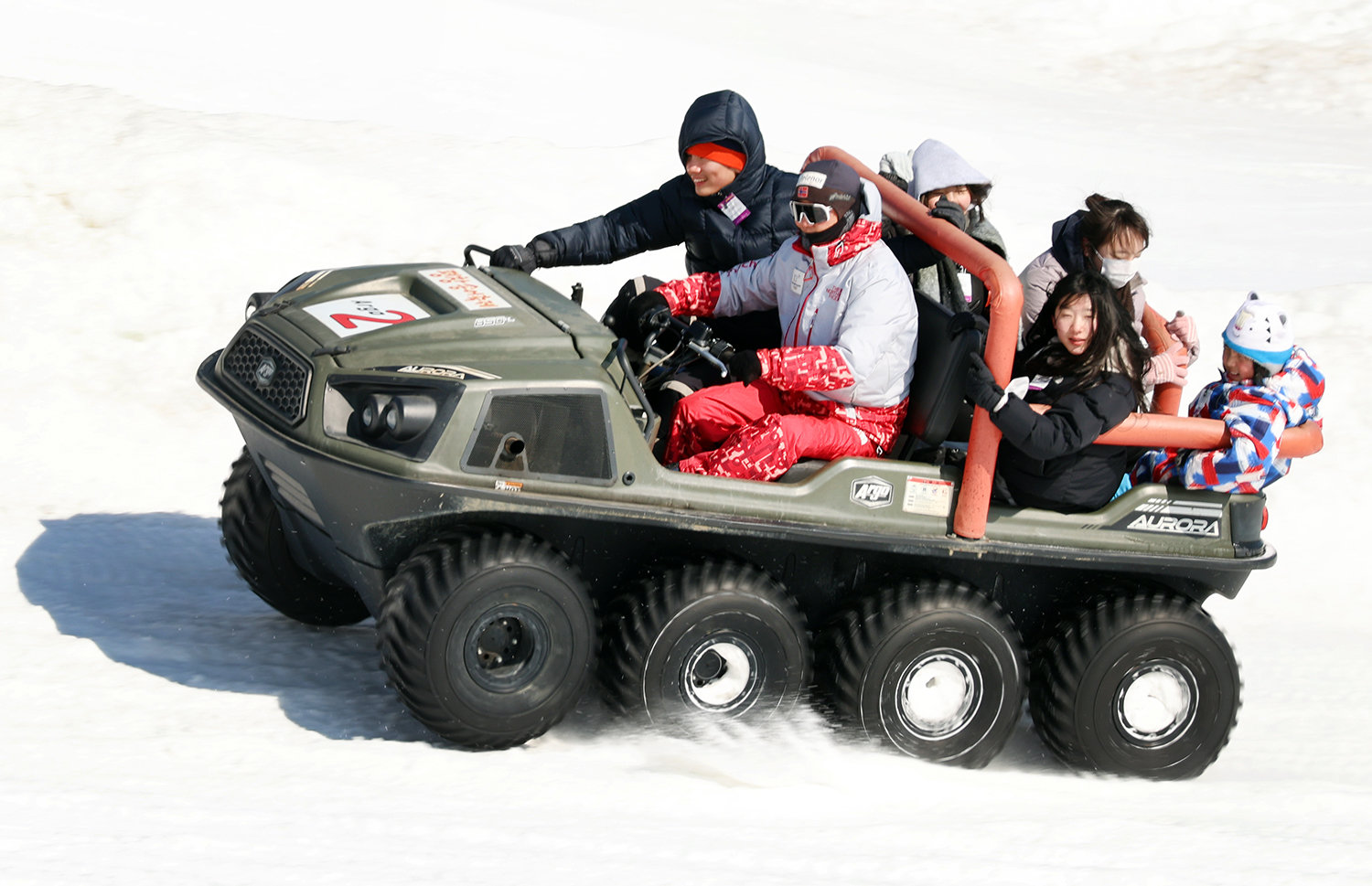 8일 오후 강원도 평창군 진부면 오대천 일원에 열린 평창송어축제를 찾은 방문객들이 눈밭에서 아르고 체험을 즐기고 있다. 2026.2.8 평창관광문화재단 제공