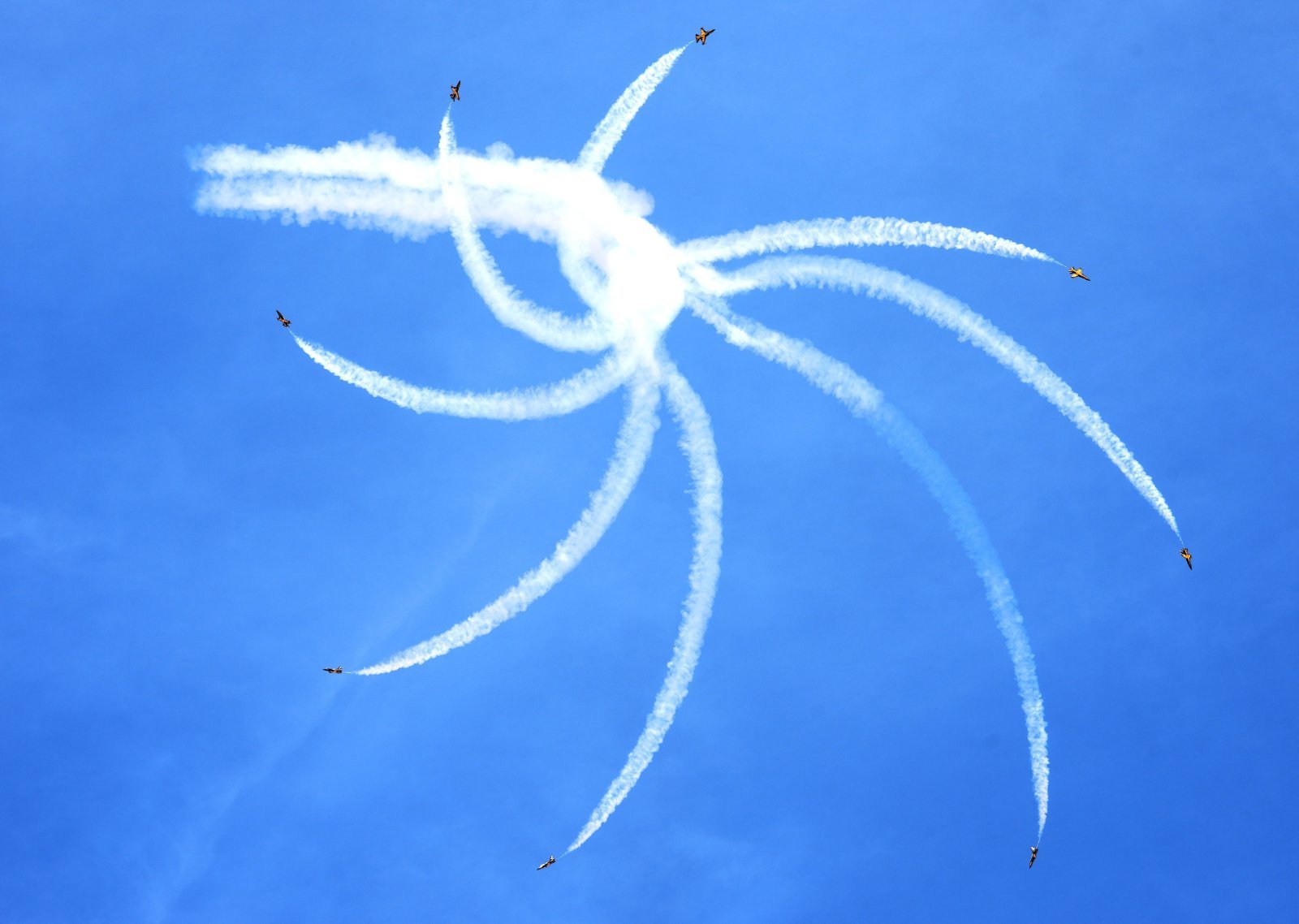 공군 특수비행팀 블랙이글스가 9일(현지시간) 사우디아라비아 수도 리야드에서 열리고 있는 2026 국제방산전시회(WDS)에서 에어쇼를 펼치고 있다. (한국방위산업진흥회 제공)