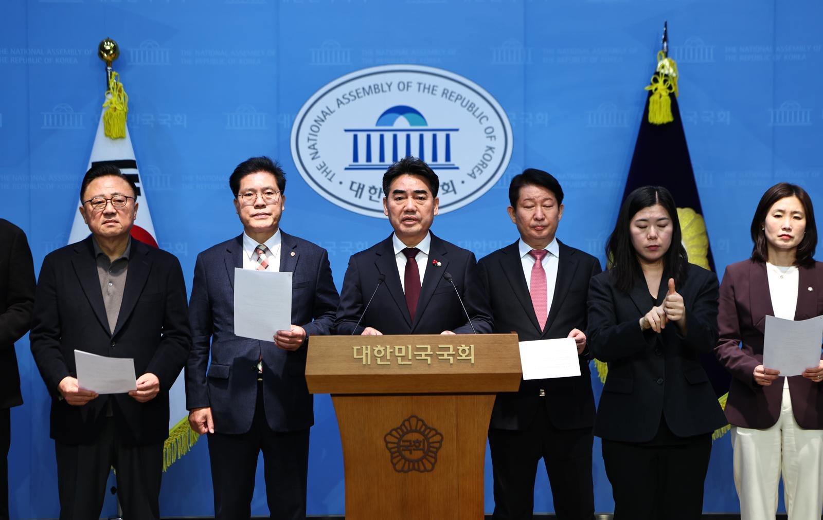 [서울=뉴시스] 국민의힘 소장파 초재선 모임 ‘대안과 미래’ 소속 의원들이 14일 오전 서울 여의도 국회 소통관에서 기자회견을 열고 한동훈 전 대표 제명 관련 입장표명 및 의원총회 개최를 촉구하고 있다. 2026.01.14.