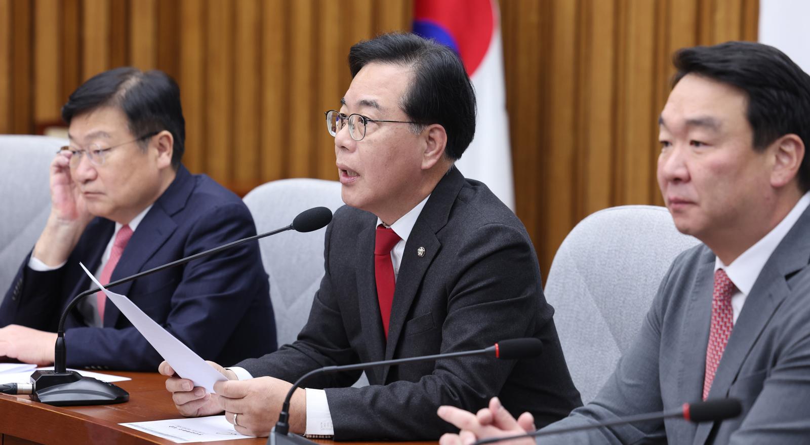 송언석 국민의힘 원내대표가 10일 서울 여의도 국회에서 열린 원내대책회의에서 발언하고 있다. 뉴스1