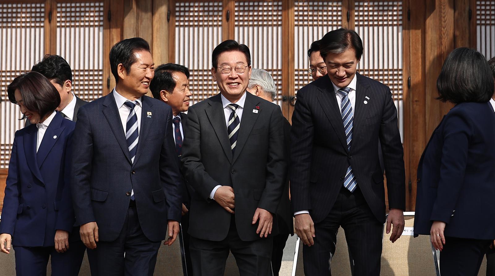 이재명 대통령이 지난달 16일 청와대 상춘재에서 열린 정당 지도부 초청 오찬에서 기념촬영을 마치고 정청래 더불어민주당 대표, 조국 조국혁신당 대표와 나란히 이동하고 있다. (청와대통신사진기자단) 2026.1.16 뉴스1