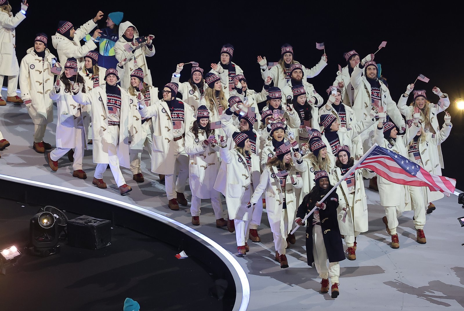 6일 오후(현지시간) 이탈리아 밀라노 산시로 올림픽 스타디움에서 열린 2026 밀라노·코르티나담페초 동계올림픽대회 개회식에서 미국 선수단이 입장하고 있다. 2026.2.7 뉴스1
