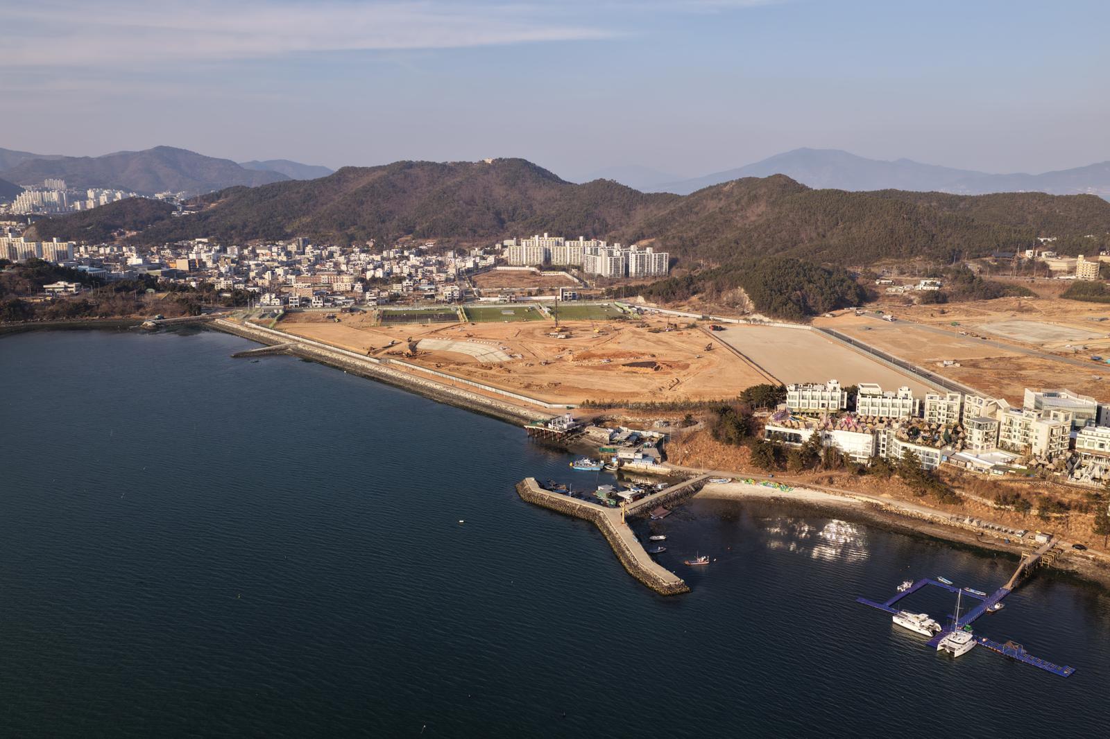 2026여수세계섬박람회 주행사장인 전남 여수시 돌산읍 우두리 진모지구 부지 조성률은 10일 현재 50% 수준이다. 다음 달 8개 전시관 조성공사가 시작돼 7월 모든 공사가 끝날 예정이다. 2026여수세계섬박람회조직위원회 제공