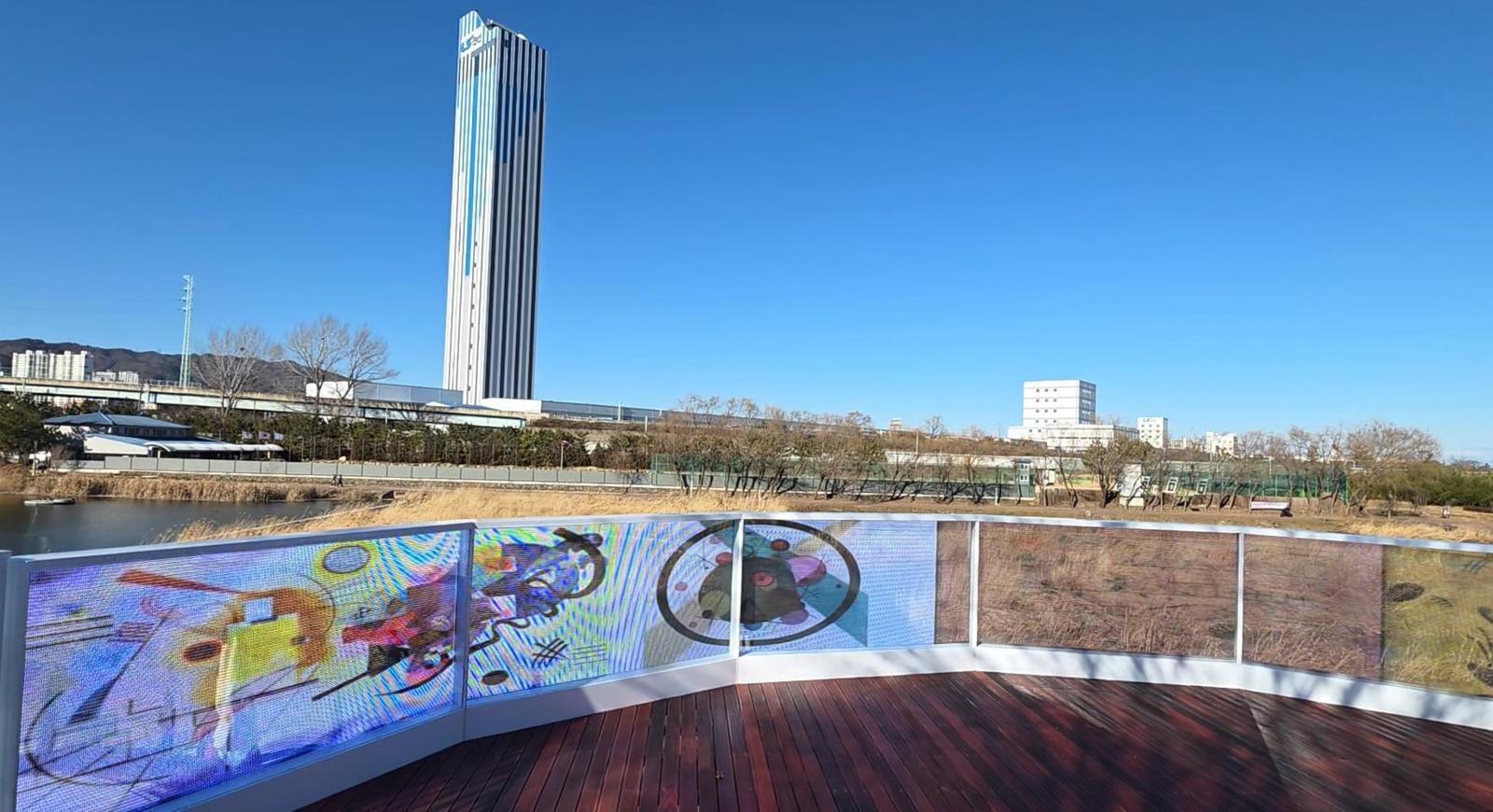 동해시 전천 수변공간에 조성된 전망형 데크에 디지털 미디어월이 설치돼 야긴에도 볼거리를 제공한다. 동해시 제공