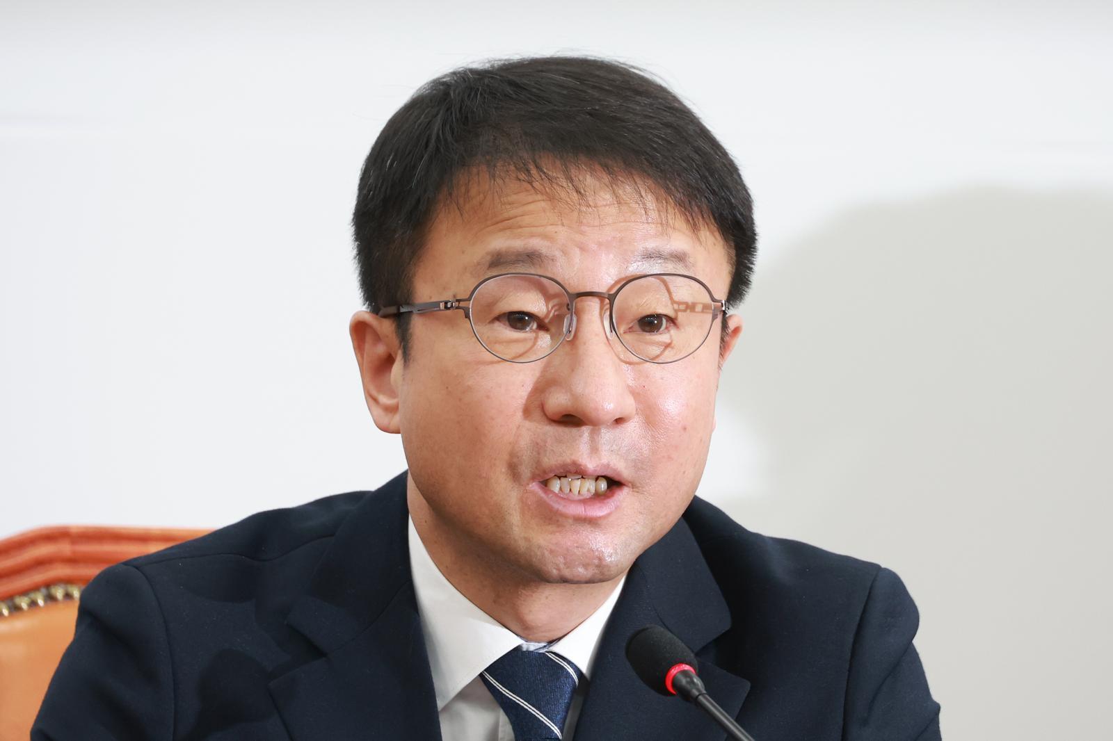 한병도 더불어민주당 원내대표가 10일 서울 여의도 국회에서 열린 원내대책회의에서 발언하고 있다. 뉴시스