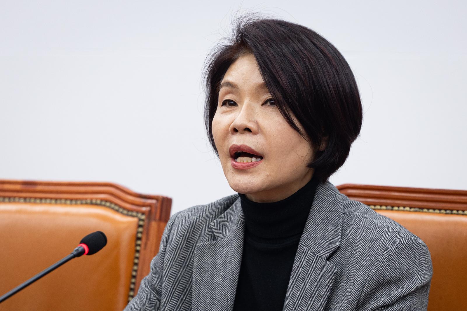 한정애 더불어민주당 정책위의장이 10일 서울 여의도 국회에서 열린 원내대책회의에서 모두 발언을 하고 있다. 뉴스1