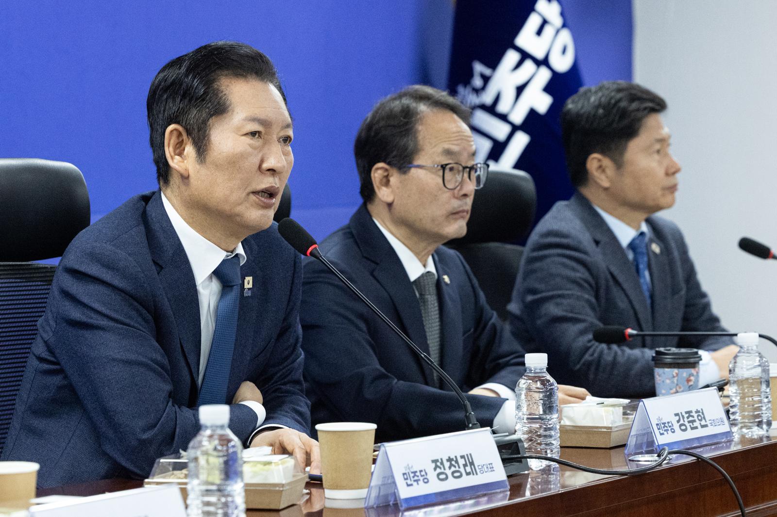 정청래 더불어민주당 대표가 10일 서울 여의도 국회 의원회관에서 열린 조국혁신당과의 합당 관련 재선 의원 모임 간담회에 참석해 인사말하고 있다. 뉴스1