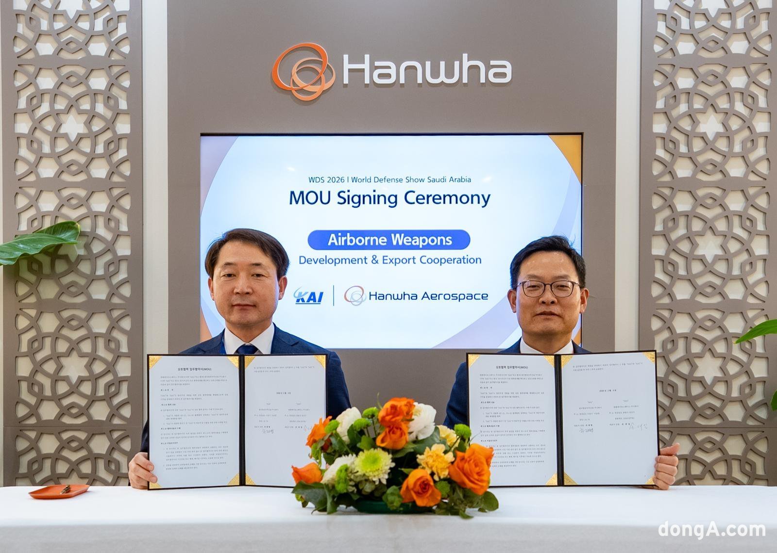 손재일 한화에어로스페이스 대표이사(오른쪽)와 차재병 KAI 대표가 업무협약을 체결한 후 기념사진을 촬영하고 있다.