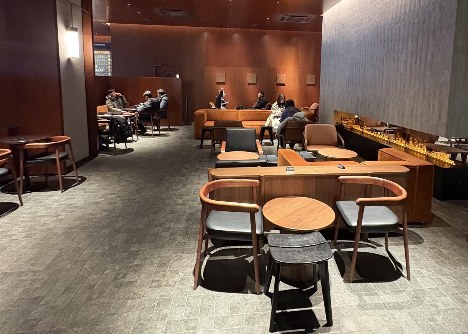 논란이 된 광화문 주한 미국대사관 인근 스타벅스 매장 내부 모습. 당시 사진 속 의자와 좌석에는 승무원들의 캐리어와 개인 짐이 장시간 놓여 있었던 것으로 전해졌다. 황수영 기자