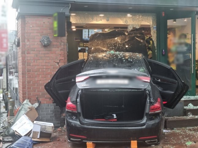 지난해 9월 20일 서울 강북구 미아동의 한 햄버거 가게 내부로 승용차가 돌진하는 사고가 발생했다. 고령 운전자가 브레이크 대신 가속페달을 밟으면서 사고가 난 것으로 조사됐다. 뉴시스