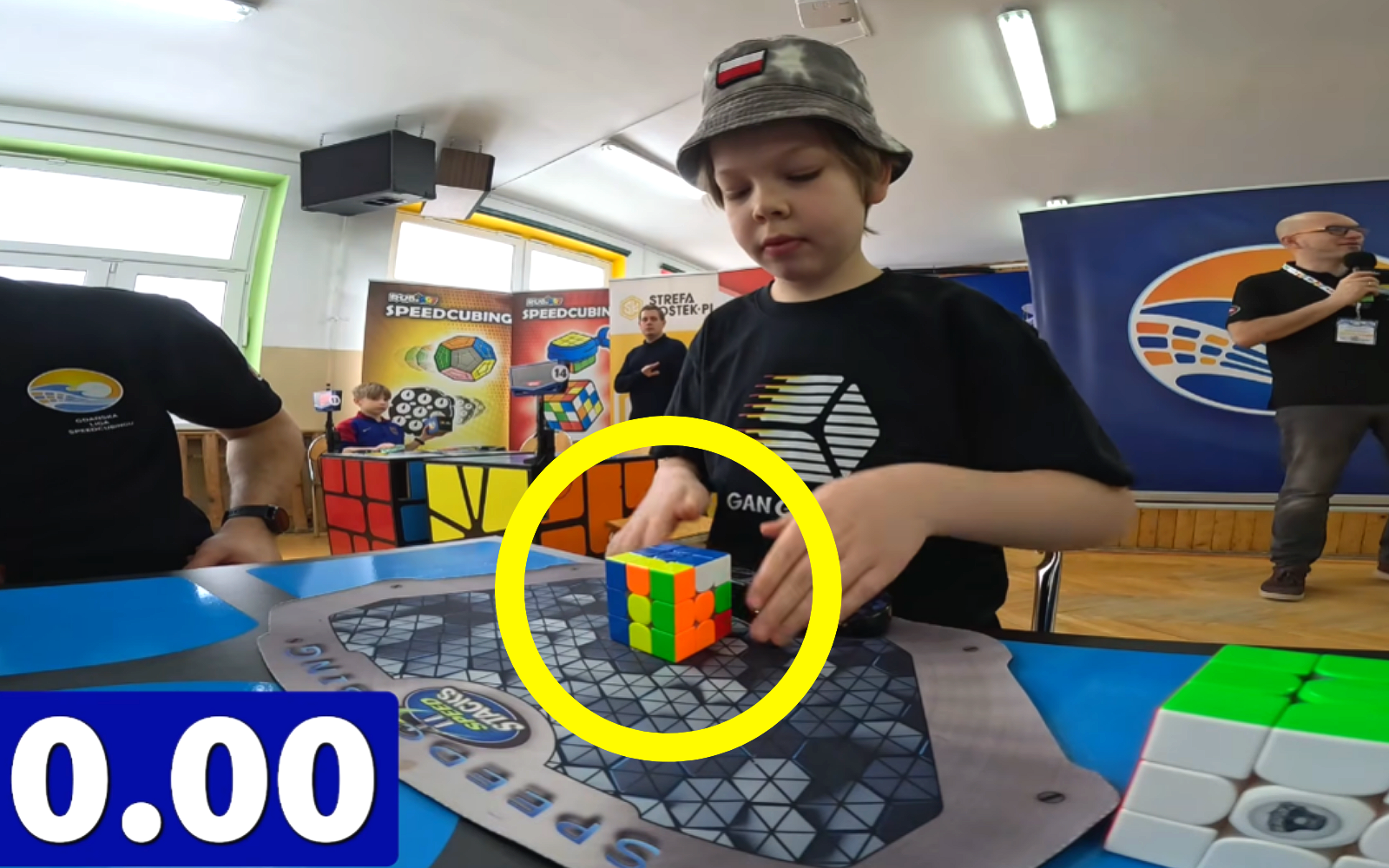 테오도르 자이데르가 폴란드 그단스크 대회에서 루빅스 큐브를 2.76초 만에 해결하며 공식 세계 신기록을 경신했다. 사진=유튜브 ‘Teodor Zajder’ 캡쳐