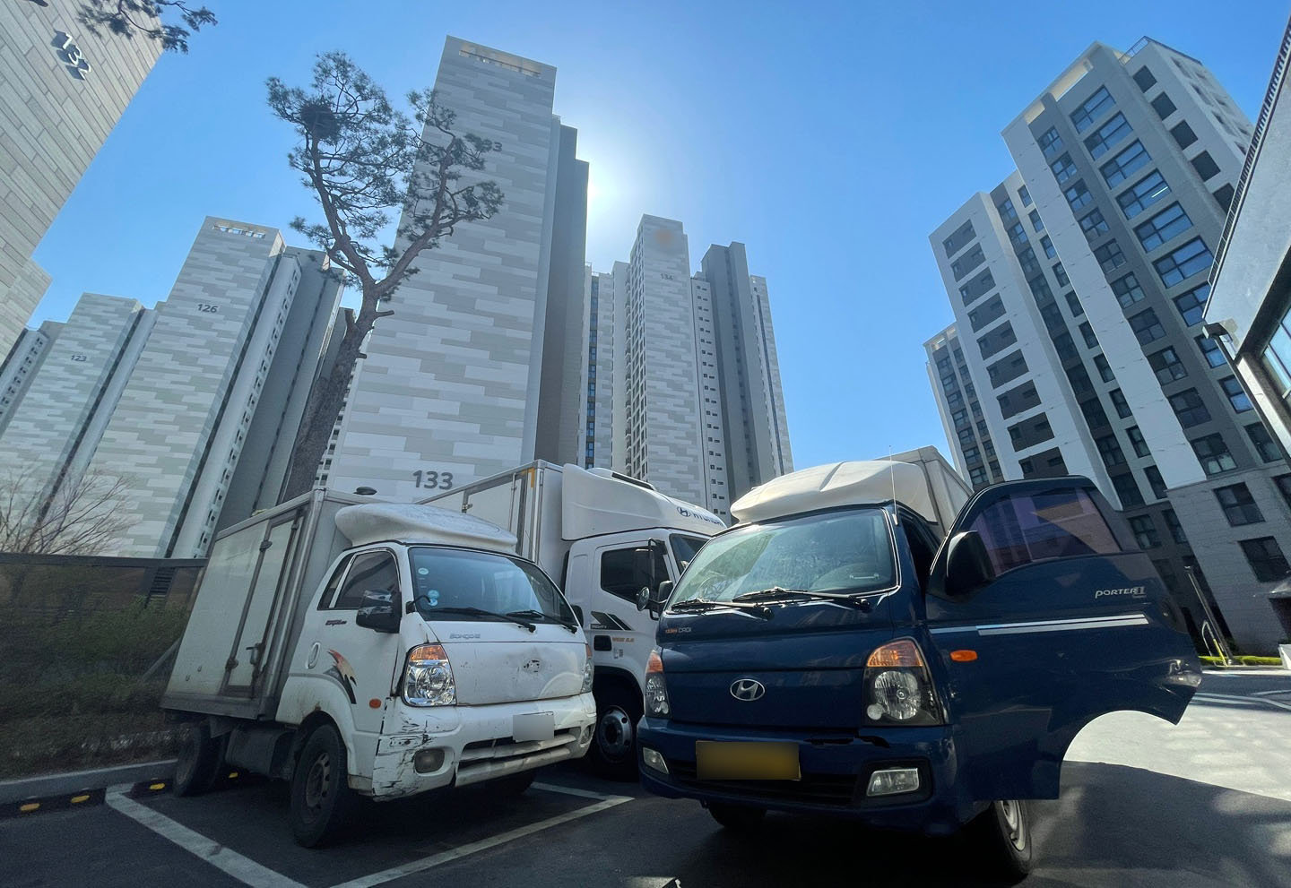 5일 오후 서울 강동구 고덕동의 한 대단지 아파트 앞에 택배 차량이 주차돼 있다. (기사 내용과 무관) ⓒ뉴스1