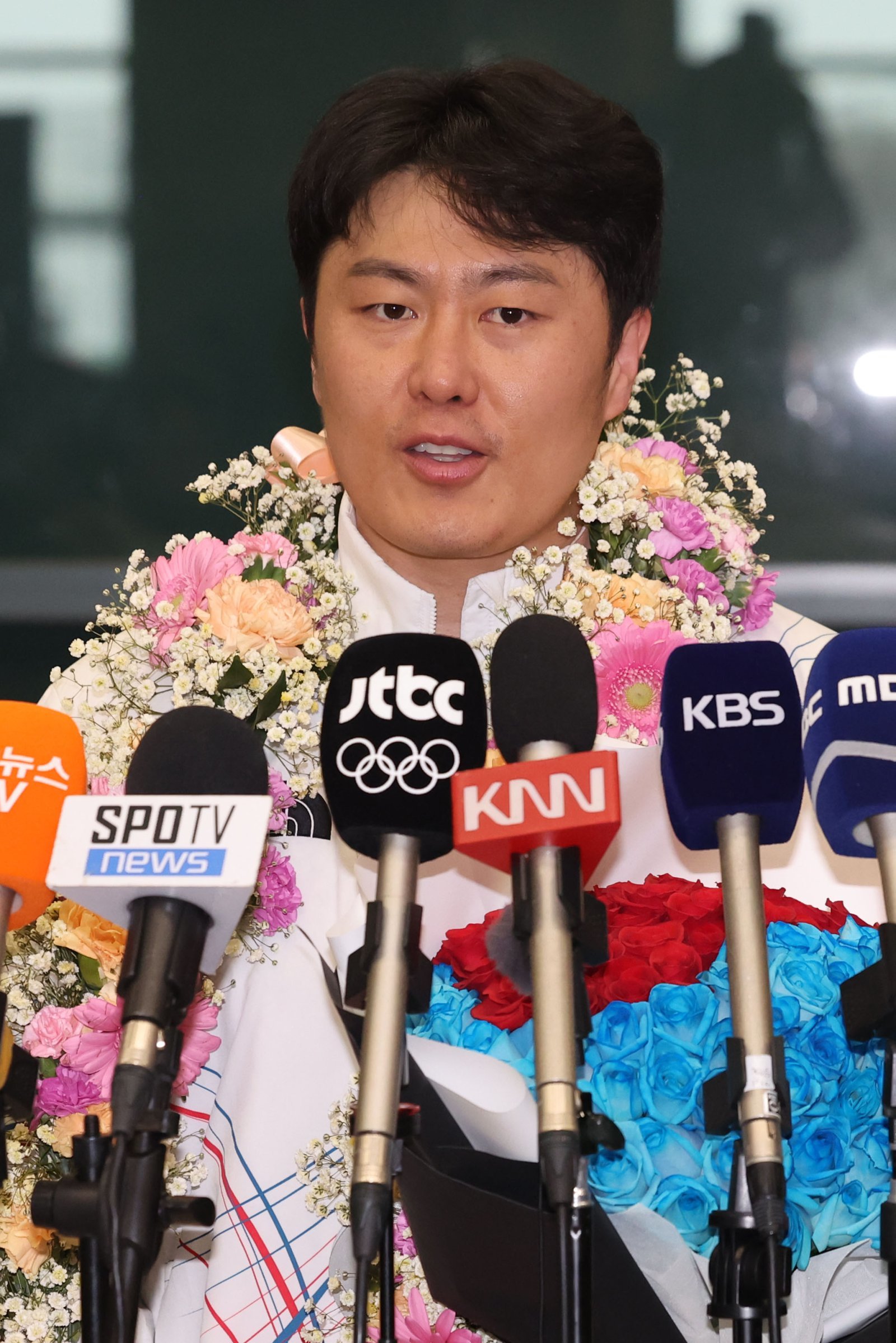 2026 밀라노-코르티나담페초 동계올림픽 스노보드 남자 평행대회에서 은메달을 차지한 김상겸이 10일 인천국제공항 제1여객터미널을 통해 귀국하며 취재진 질의에 답하고 있다. 2026.02.10 인천공항=뉴시스