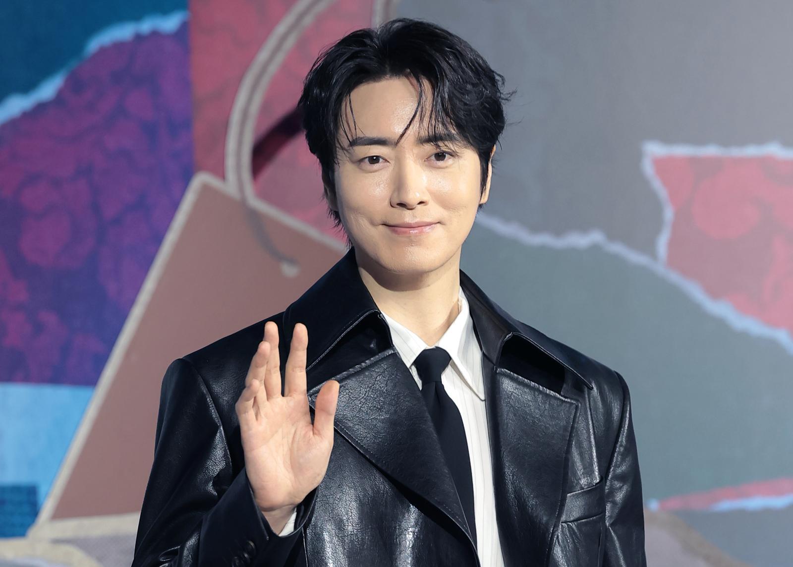 배우 이준혁이 10일 서울 중구 앰배서더 서울풀만호텔에서 열린 넷플릭스 시리즈 ‘레이디 두아’ 제작발표회에 참석해 포즈를 취하고 있다. ‘레이디 두아’는 가짜일지라도 명품이 되고 싶었던 여자 ‘사라킴(신혜선 분)’과 그녀의 욕망을 추적하는 형사 ‘무경(이준혁 분)’의 이야기를 그린 미스터리 스릴러다. 2026.2.10 뉴스1