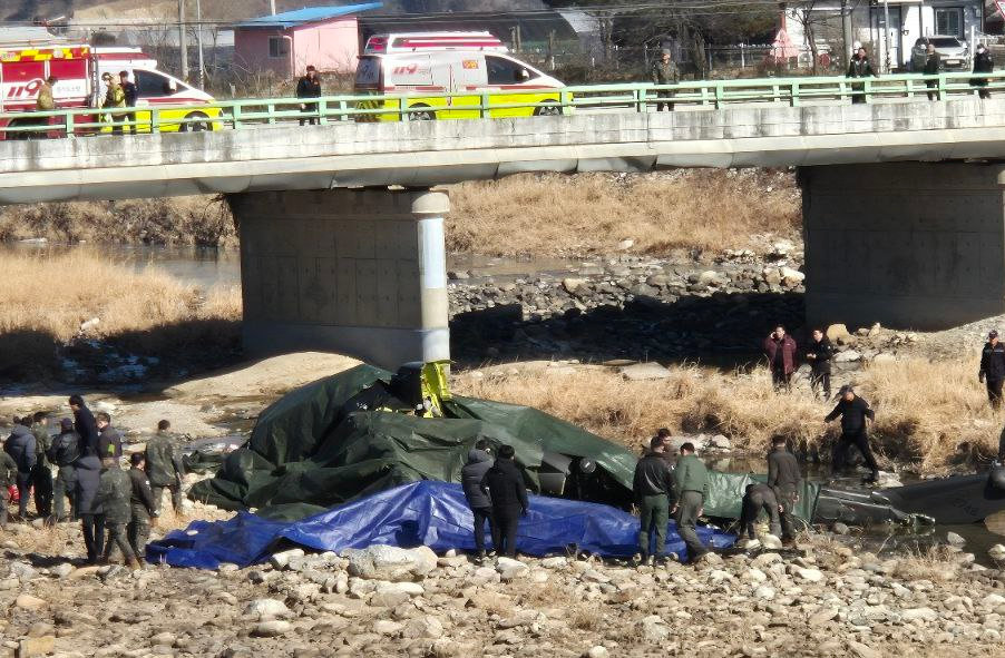 9일 경기 가평군에서 훈련 중이던 육군 코브라 헬기가 추락해 군과 소방 당국이 사고 수습 작업을 벌이고 있다. 일요신문 제공