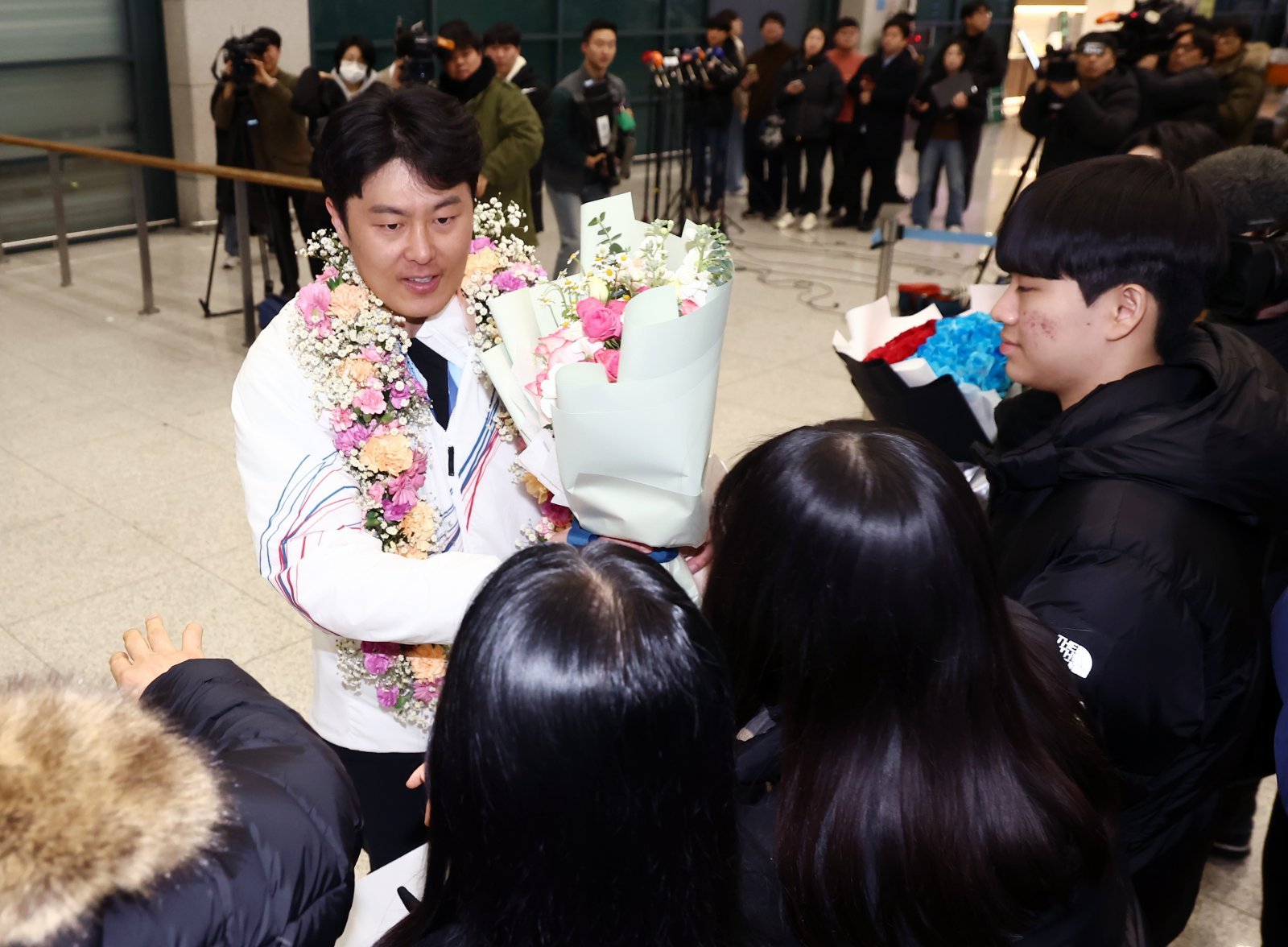 2026 밀라노·코르티나담페초 동계 올림픽에서 한국에 400번째 올림픽 메달을 안겨준 스노보드 김상겸이 10일 오전 인천국제공항을 통해 귀국하며 팬들에게 꽃다발을 받고 있다. 2026.2.10 뉴스1