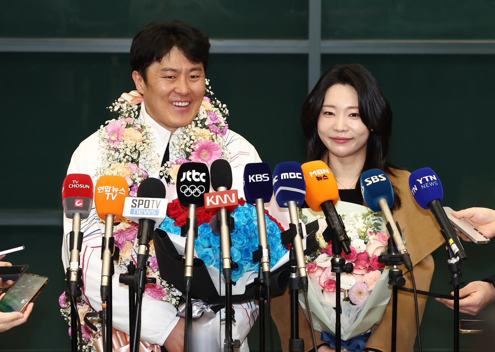 2026 밀라노·코르티나담페초 동계 올림픽에서 한국에 400번째 올림픽 메달을 안겨준 스노보드 김상겸이 10일 오전 인천국제공항을 통해 귀국, 취재진 질의에 답변하고 있다. 오른쪽은 아내 박한솔 씨. 2026.2.10 뉴스1