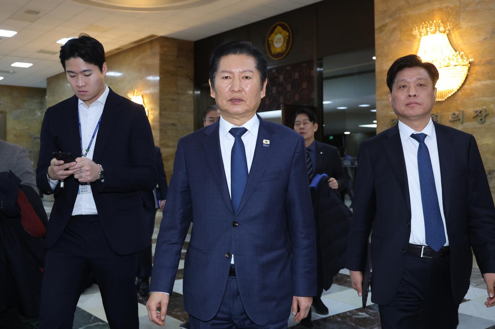 정청래 더불어민주당 대표가 10일 서울 여의도 국회에서 더불어민주당 비공개 의원총회를 마친 후 회의장을 나서고 있다. 2026.2.10 뉴스1