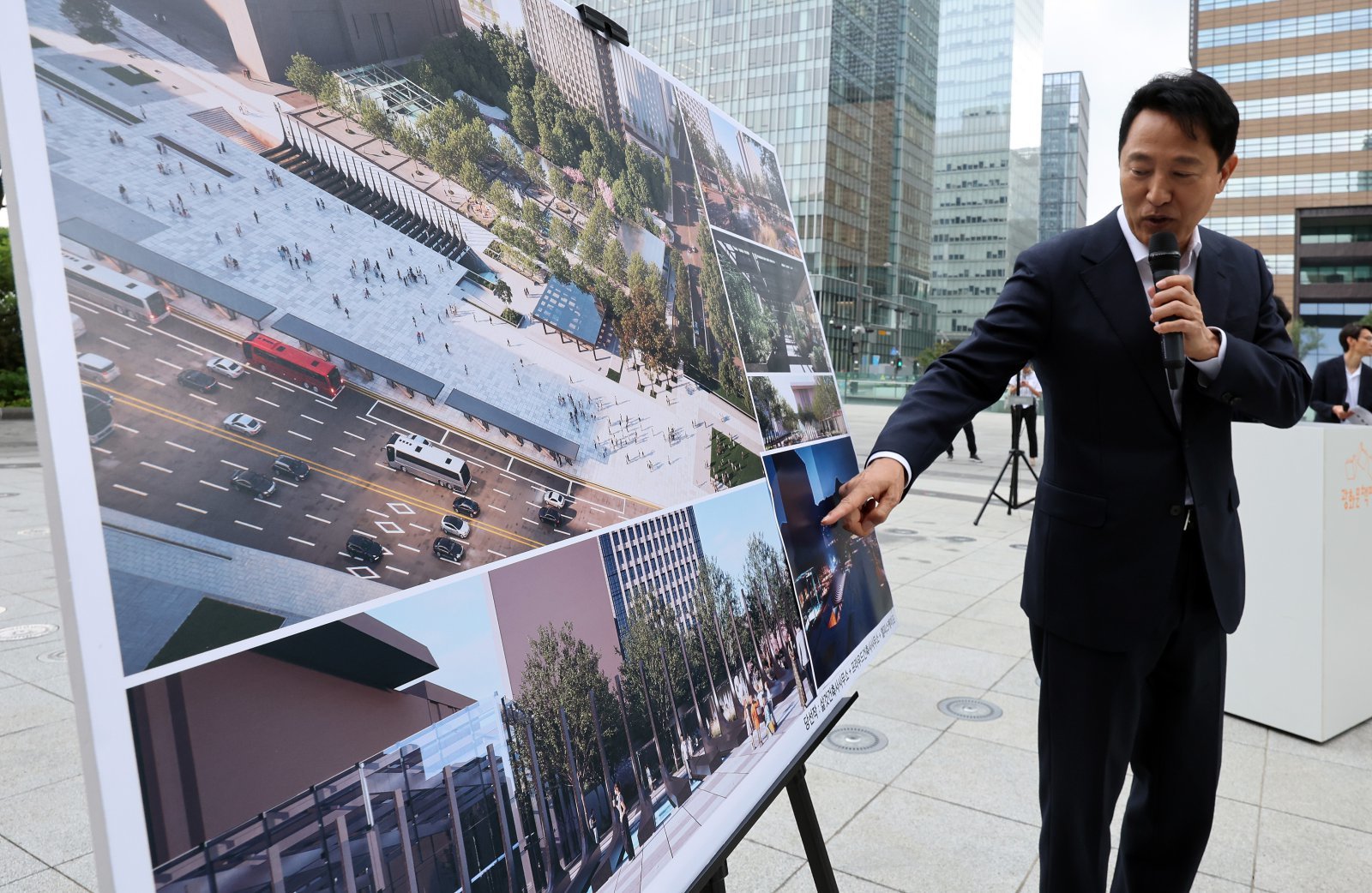 오세훈 서울시장이 8일 서울 종로구 광화문광장에서 유엔참전국 후손 교류캠프 참가자들을 초청해 감사의 정원 의미를 설명하고 있다. 뉴스1