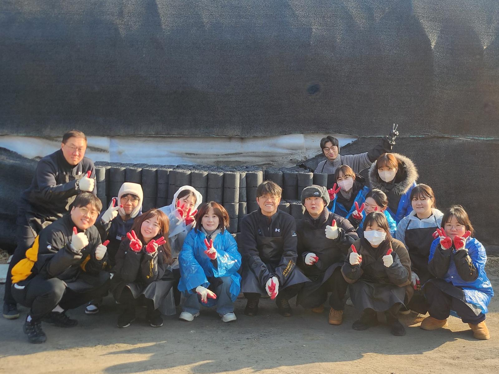 서울점프정형외과는 지난달 31일 과천시 과천동 일대에서 에너지 취약계층을 위한 ‘사랑의 연탄나눔’ 봉사활동을 진행했다.  서울점프정형외과 제공