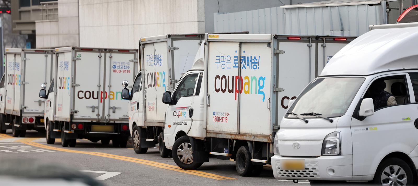 서울시내 한 쿠팡 물류센터에 배송트럭이 주차돼있다. 2025.12.28 ⓒ 뉴스1