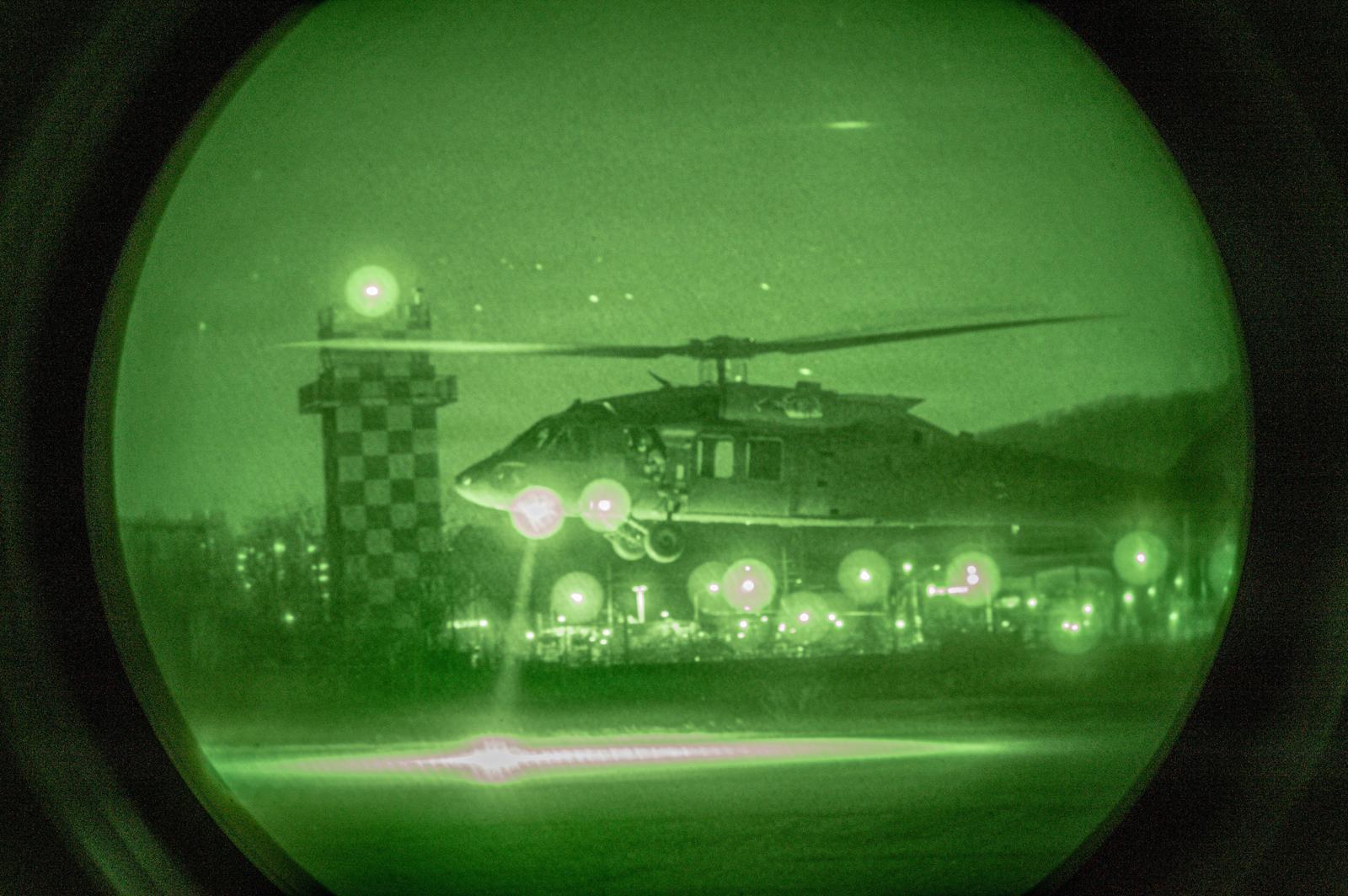 미 육군 최정예 특수부대인 ‘그린베레’ 대원과 한국 특수전사령부 대원들이 2일  밤  국내 모처에서  한미연합사단 소속 블랙호크 헬기를 타고 야간 연합 공중 강습훈련을 하고 있다. 출처 미 국방부 SNS