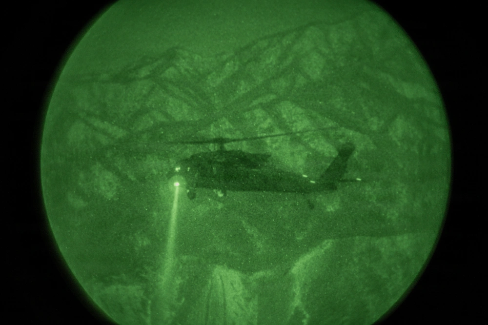 미 육군 최정예 특수부대인 ‘그린베레’ 대원과 한국 특수전사령부 대원들이 2일 밤 국내 모처에서 한미연합사단 소속 블랙호크 헬기를 타고 야간 연합 공중 강습훈련을 하고 있다. 출처 미 국방부 SNS