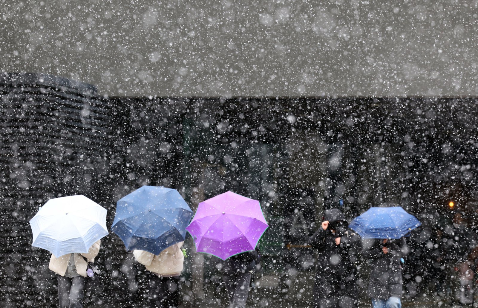 좀처럼 눈 구경하기 힘든 부산지역에 함박눈이 내린 10일 동구 부산역 광장에서 시민과 관광객들이 눈을 맞으며 이동하고 있다. 2026.02.10 [부산=뉴시스]