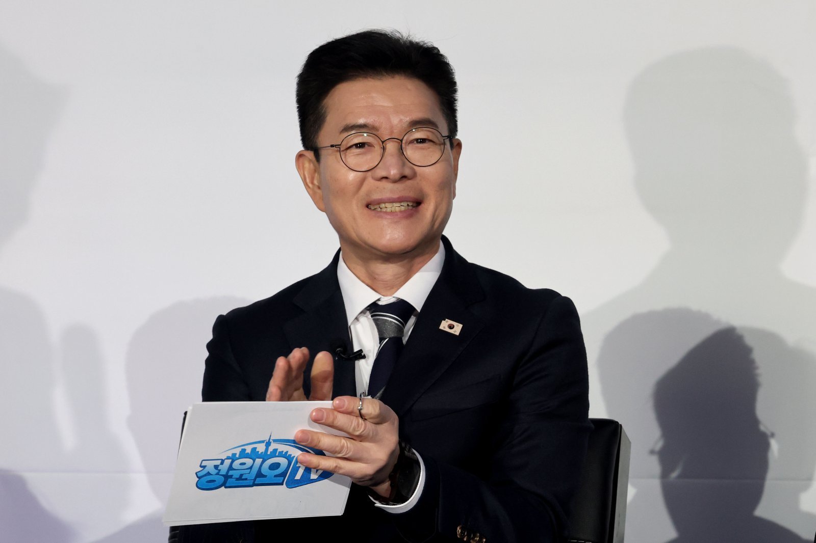 정원오 성동구청장이 지난 8일 오후 서울 영등포구 문래동 복합문화공간 올댓마인드에서 열린 북콘서트에 손뼉치고 있다. 정 구청장은 이자리에서 서울시장 출마와 관련해 “출마 채비를 마쳤다＂고 밝혔다 2026.2.8 ⓒ 뉴스1