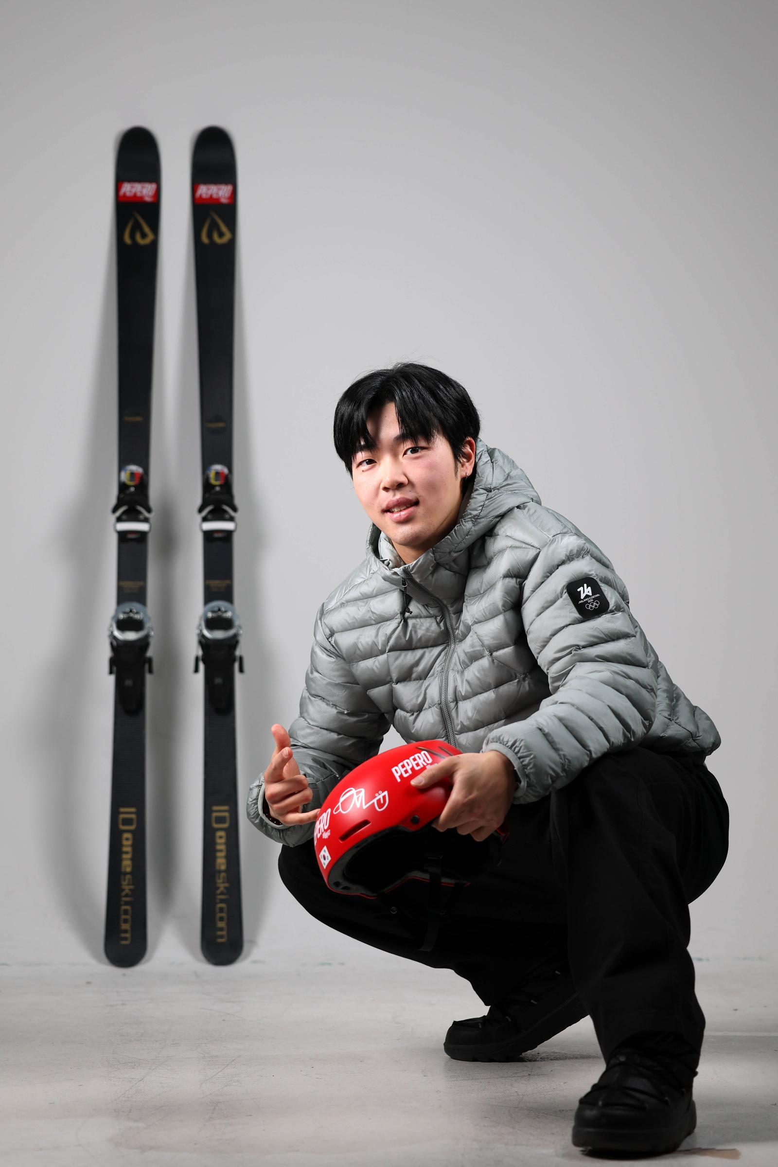 23일 서울 종로구 본사 스튜디오에서 인터뷰에 앞서 포즈 취하는 모굴스키 한국 최초 월드컵 및 세계선수권 메달리스트. 모굴스키 국가대표 정대윤 선수