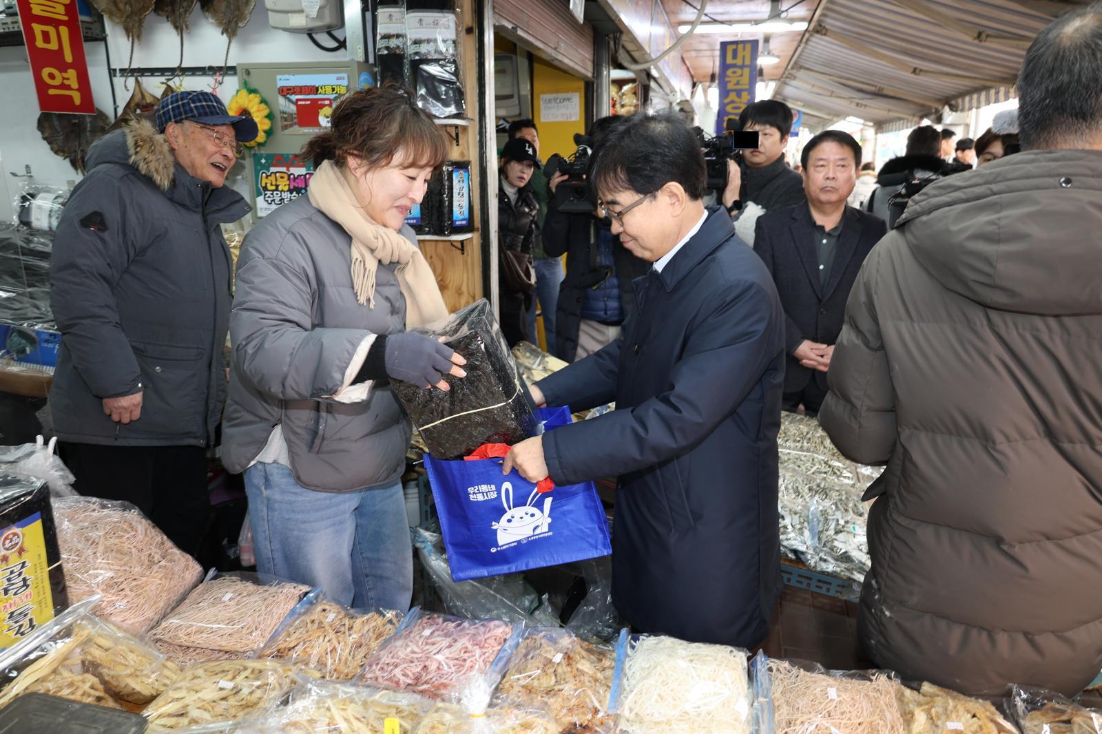 인태연 소상공인시장진흥공단 이사장이 대구 서문시장에 방문했다. 소상공인시장진흥공단 제공
