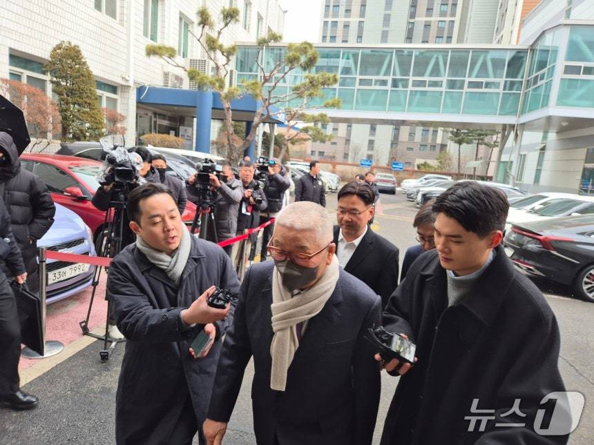 중대재해처벌법 위반 혐의로 기소된 정도원 삼표그룹 회장이 19일 경기 의정부지법에 출석하고 있다. ⓒ News1
