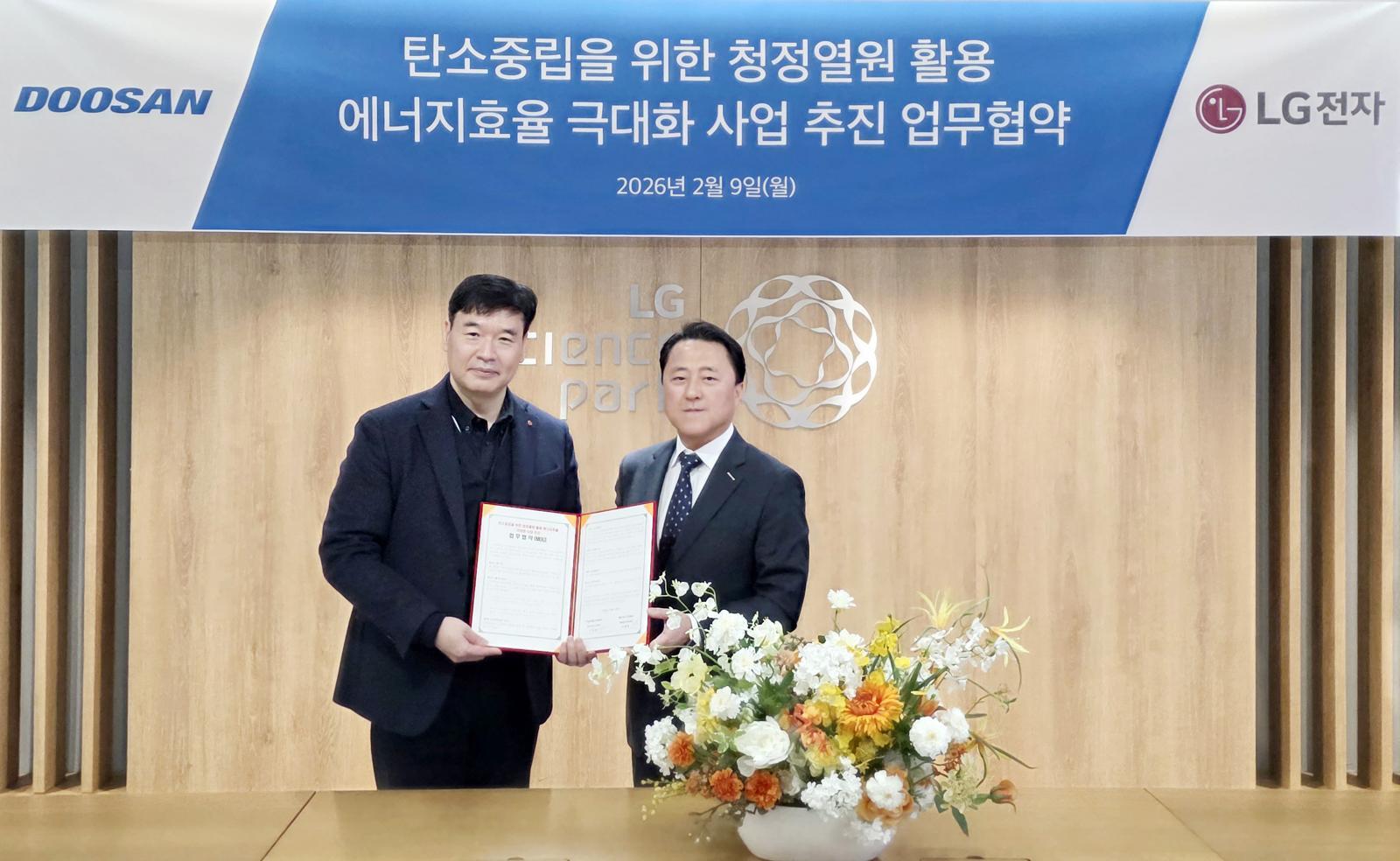 두산퓨얼셀 이승준 영업본부장(오른쪽)이 LG전자 이광원 어플라이드사업담당과 기념사진을 촬영하고 있다.(두산퓨얼셀제공)